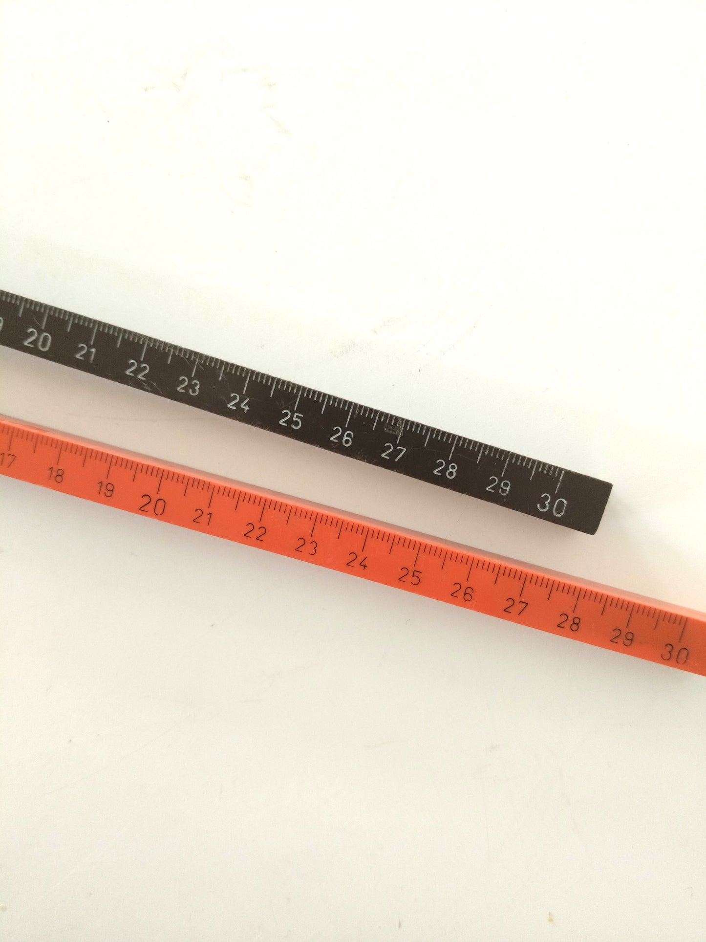 Ancienne règle cubique de 30cm en plastique orange ou brune au choix