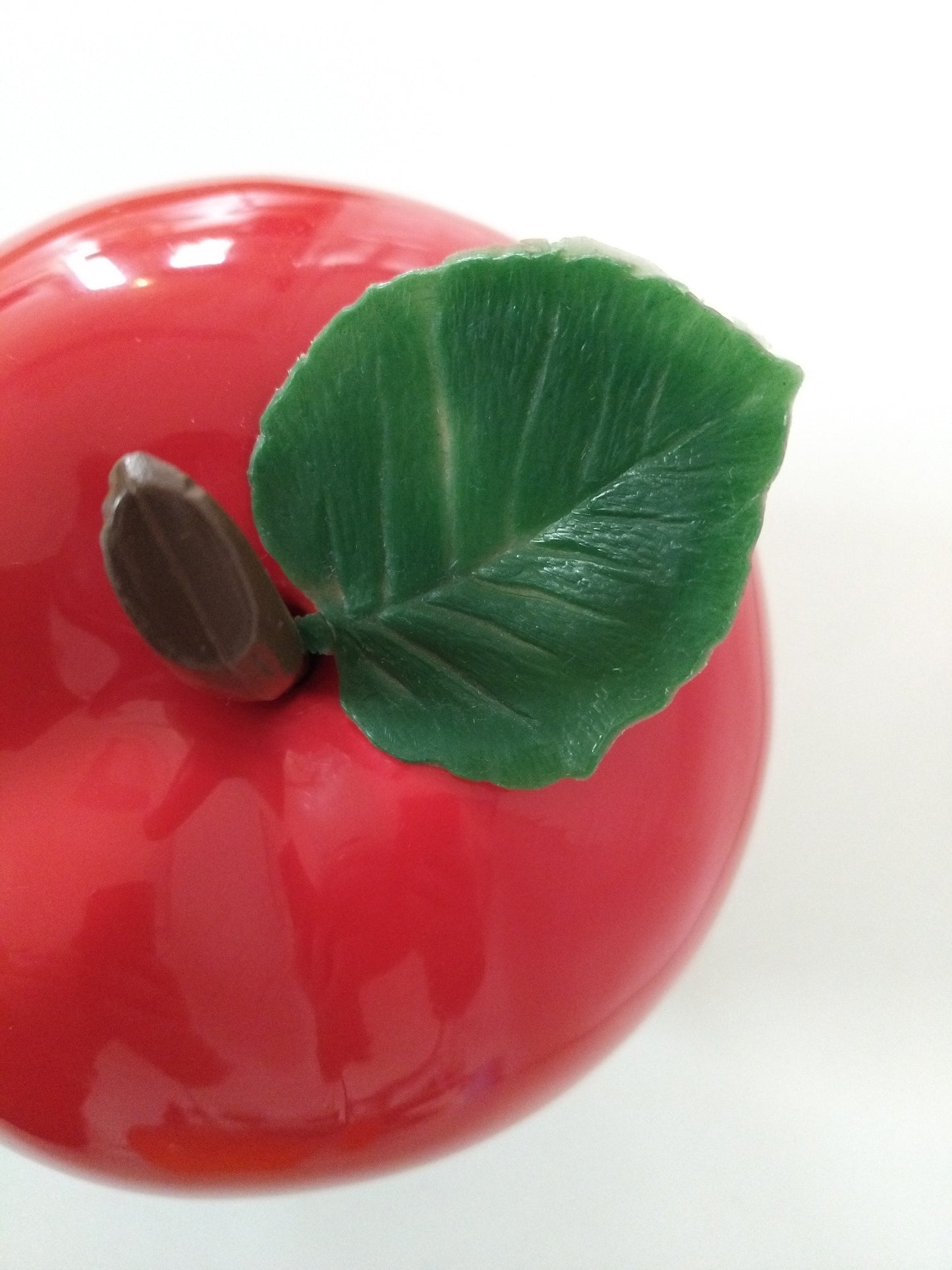 Pomme à glaçons en plastique rouge ou orange au choix