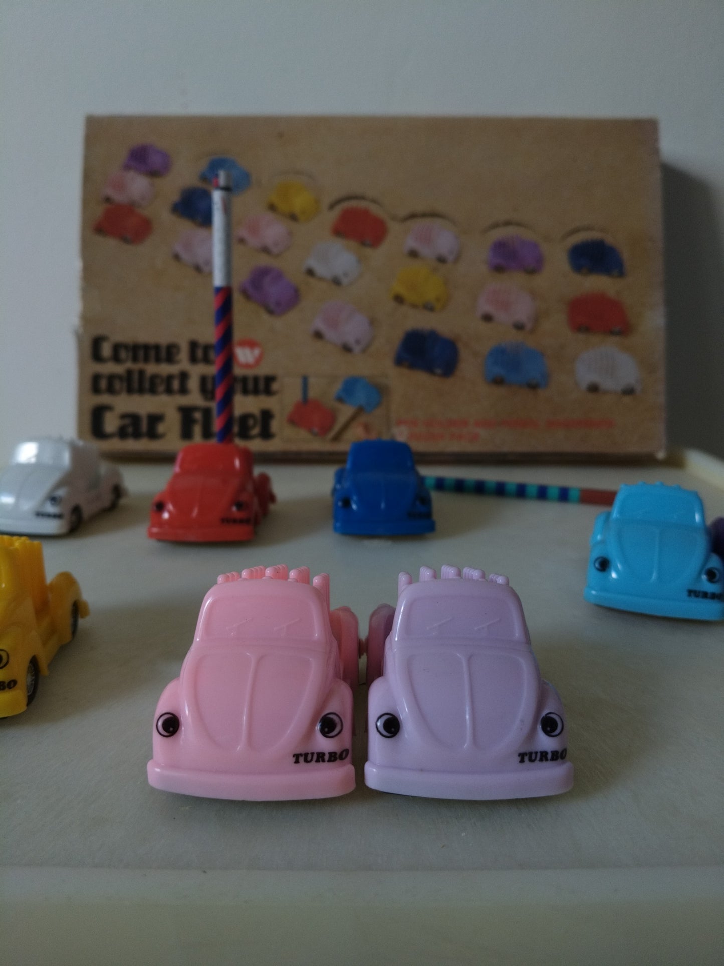 "Car Fleet" voiture Coccinelle Turbo miniature porte-stylo/ crayon et taille-crayon design UK couleur au choix