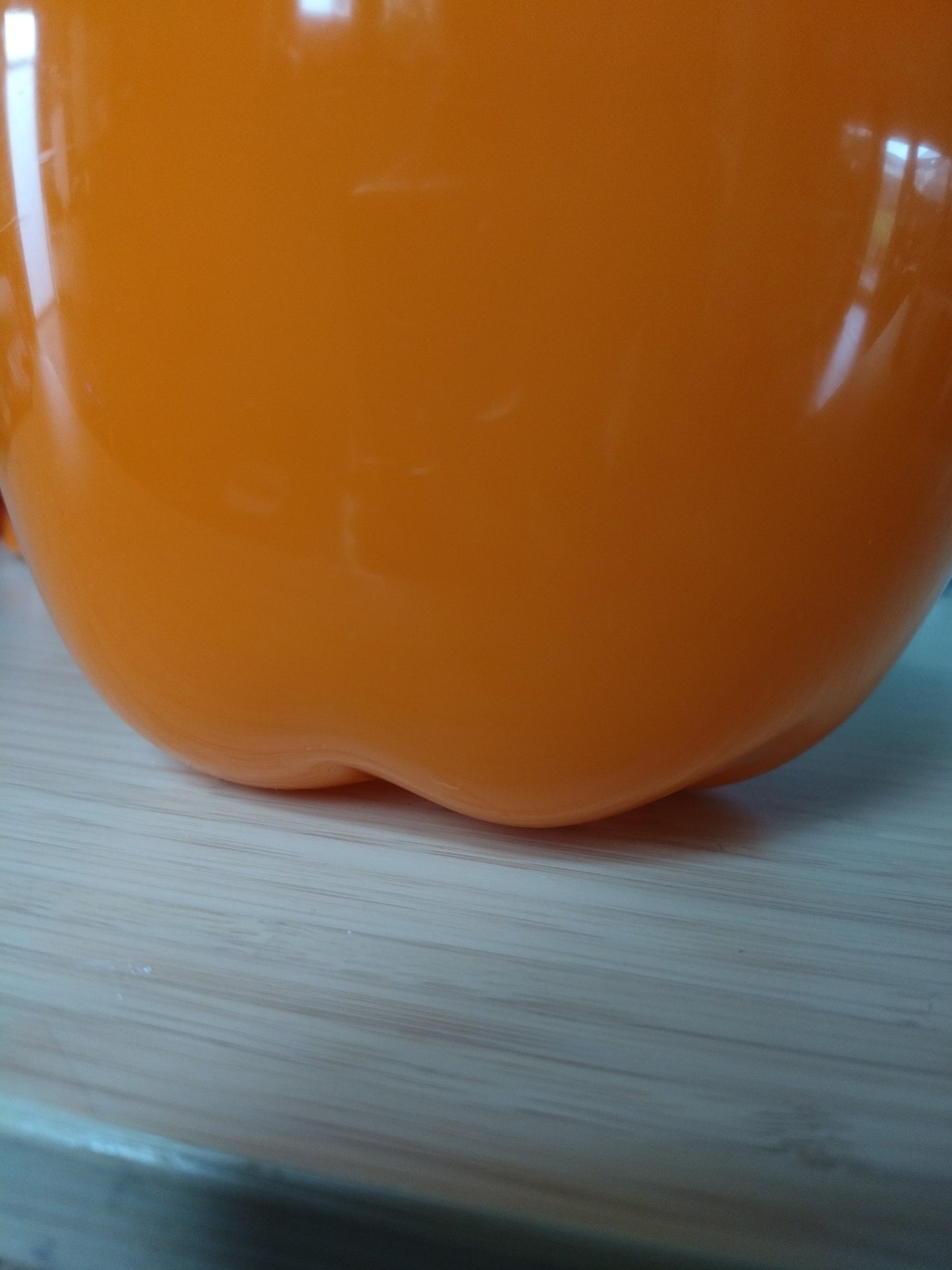 Pomme à glaçons en plastique rouge ou orange au choix