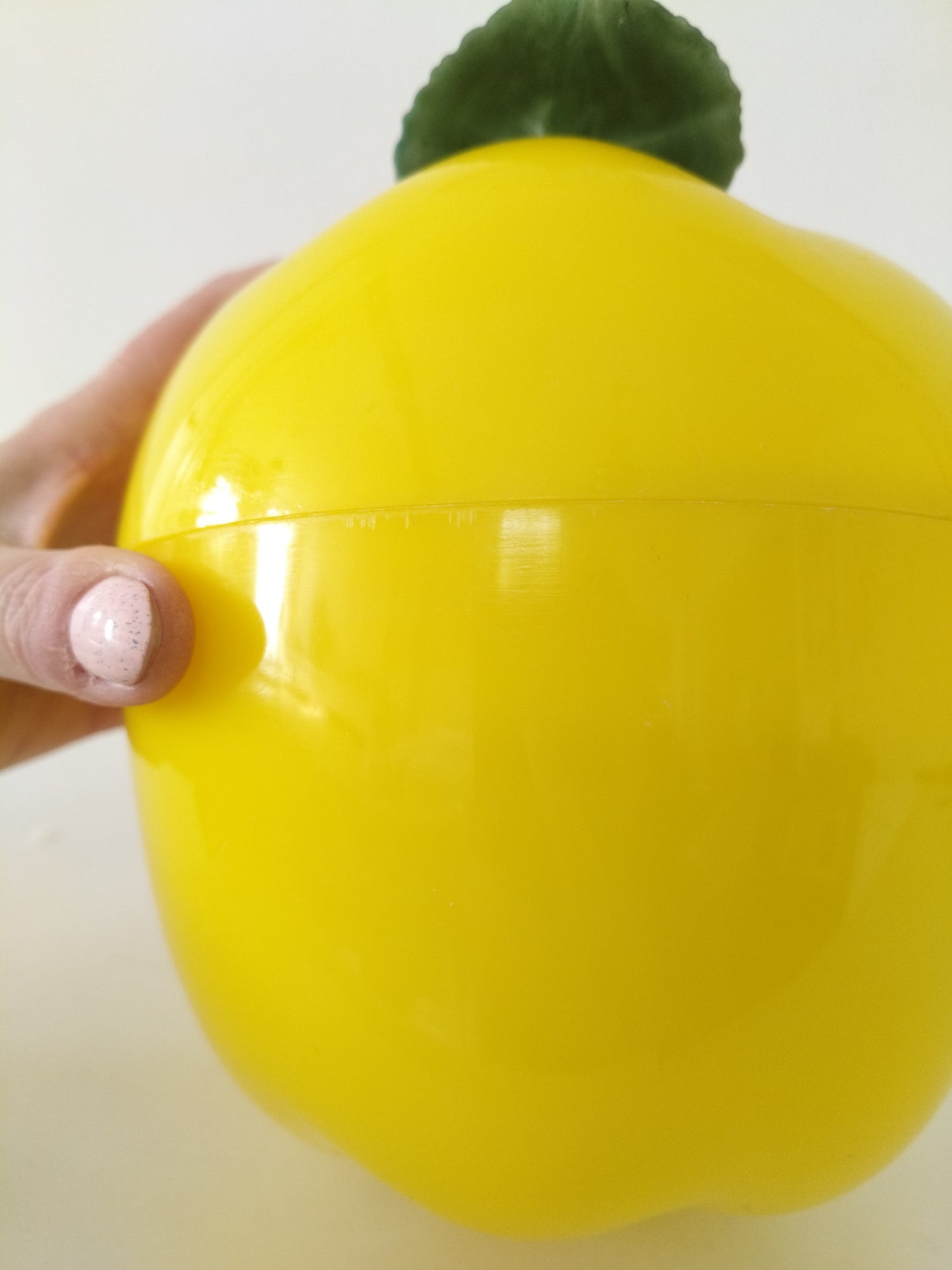 Boîte/ pomme à glaçons en plastique JAUNE - cetaitmieuxavant