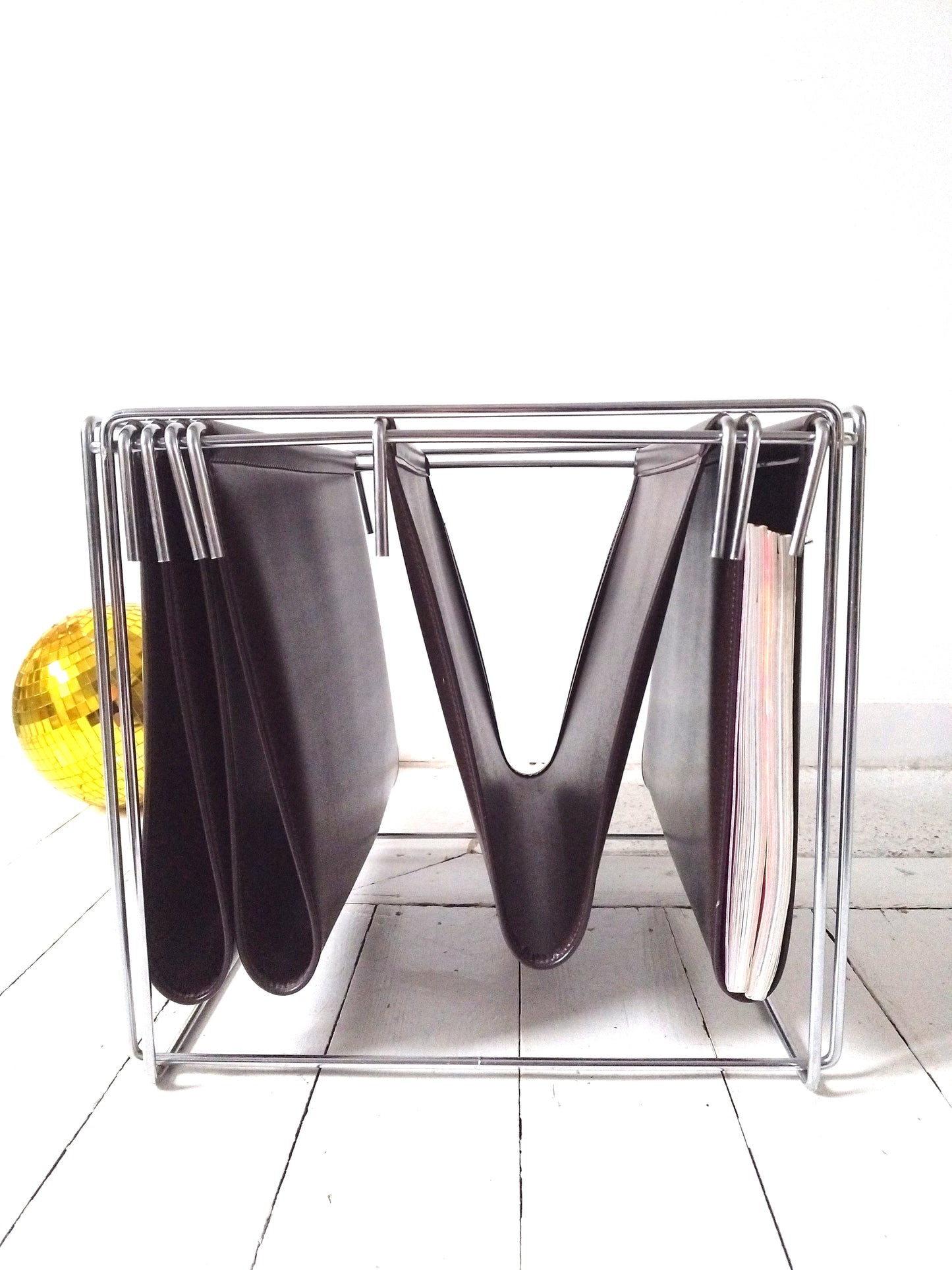 Porte-revues/ range-documents/ vinyles métal et simili cuir par Max Sauze pour Isocèle 70's