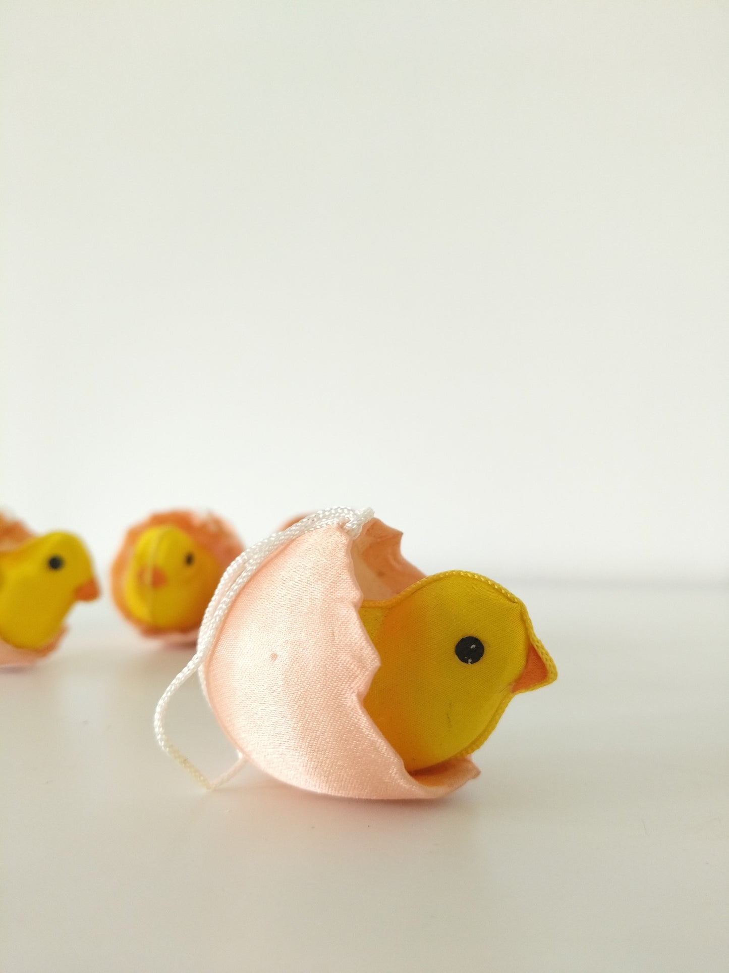 Déco Pâques/ ensemble de 4 petits poussins en plastique à suspendre - cetaitmieuxavant