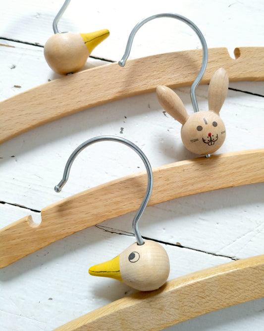 Ensemble de 3 cintres en bois pour enfant - cetaitmieuxavant