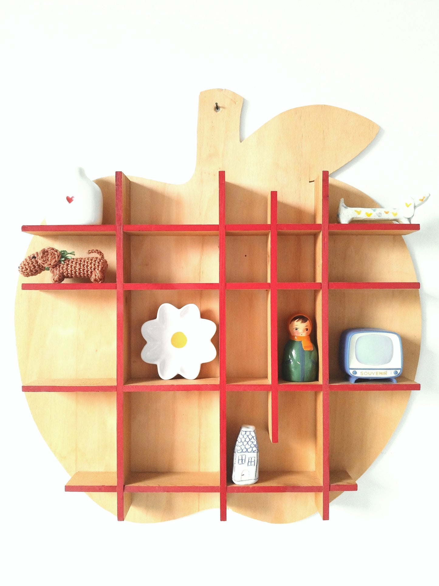 Étagère murale pomme pour miniatures en bois