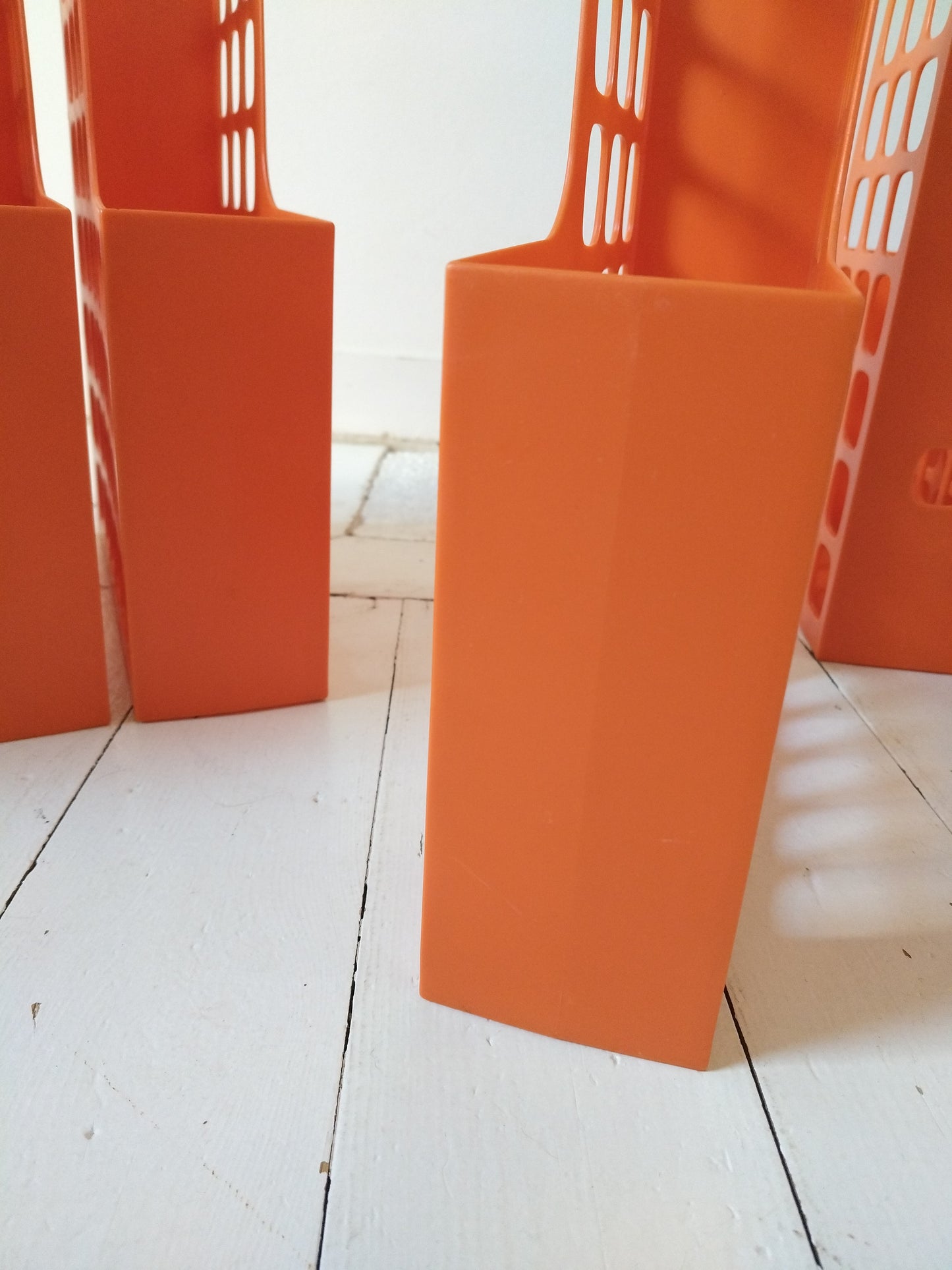 Range-documents/ magazines/ livres en plastique orange Esselte Boxer à l'unité