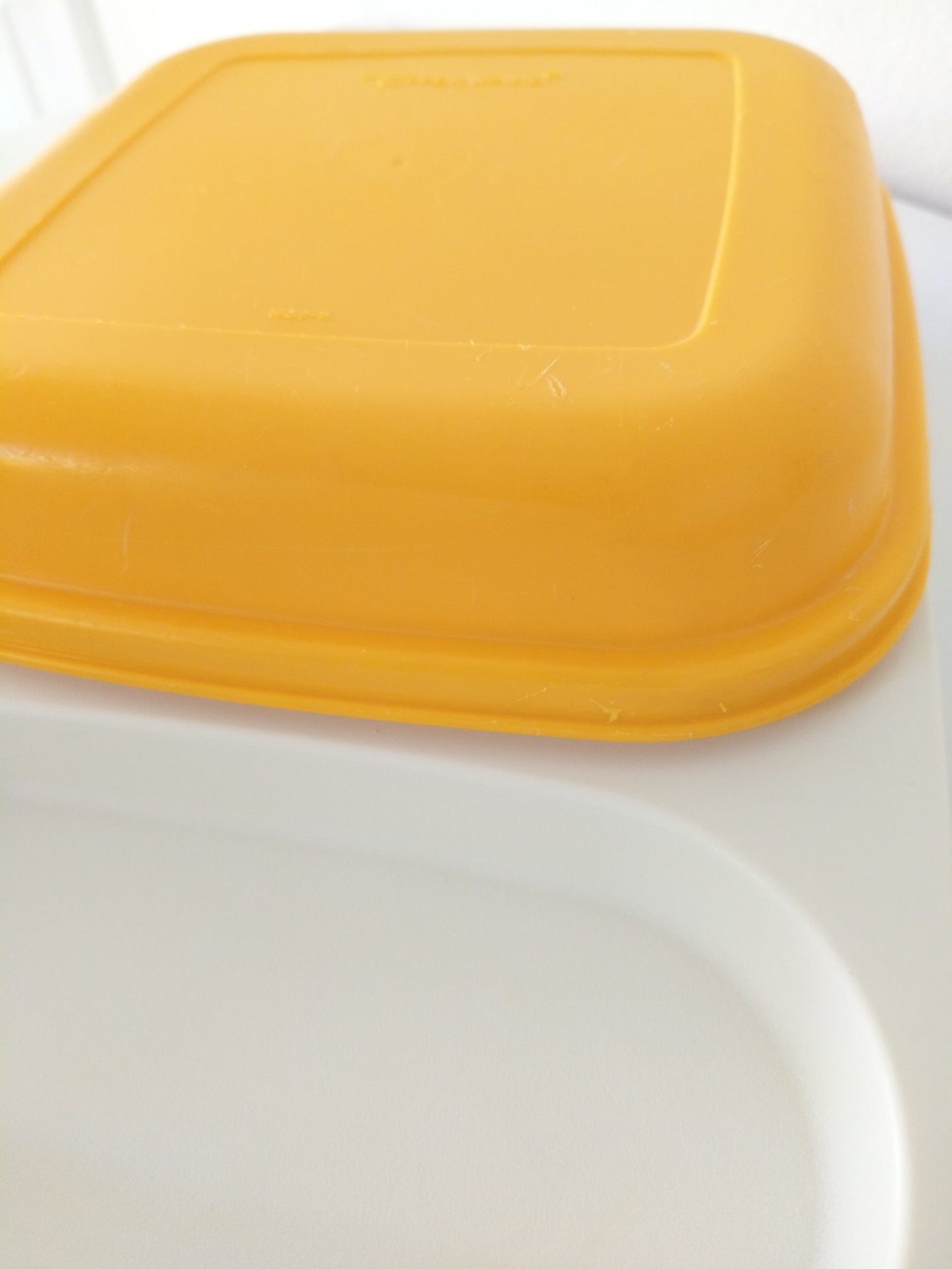 Petit plateau repas avec couvercle Tupperware - cetaitmieuxavant