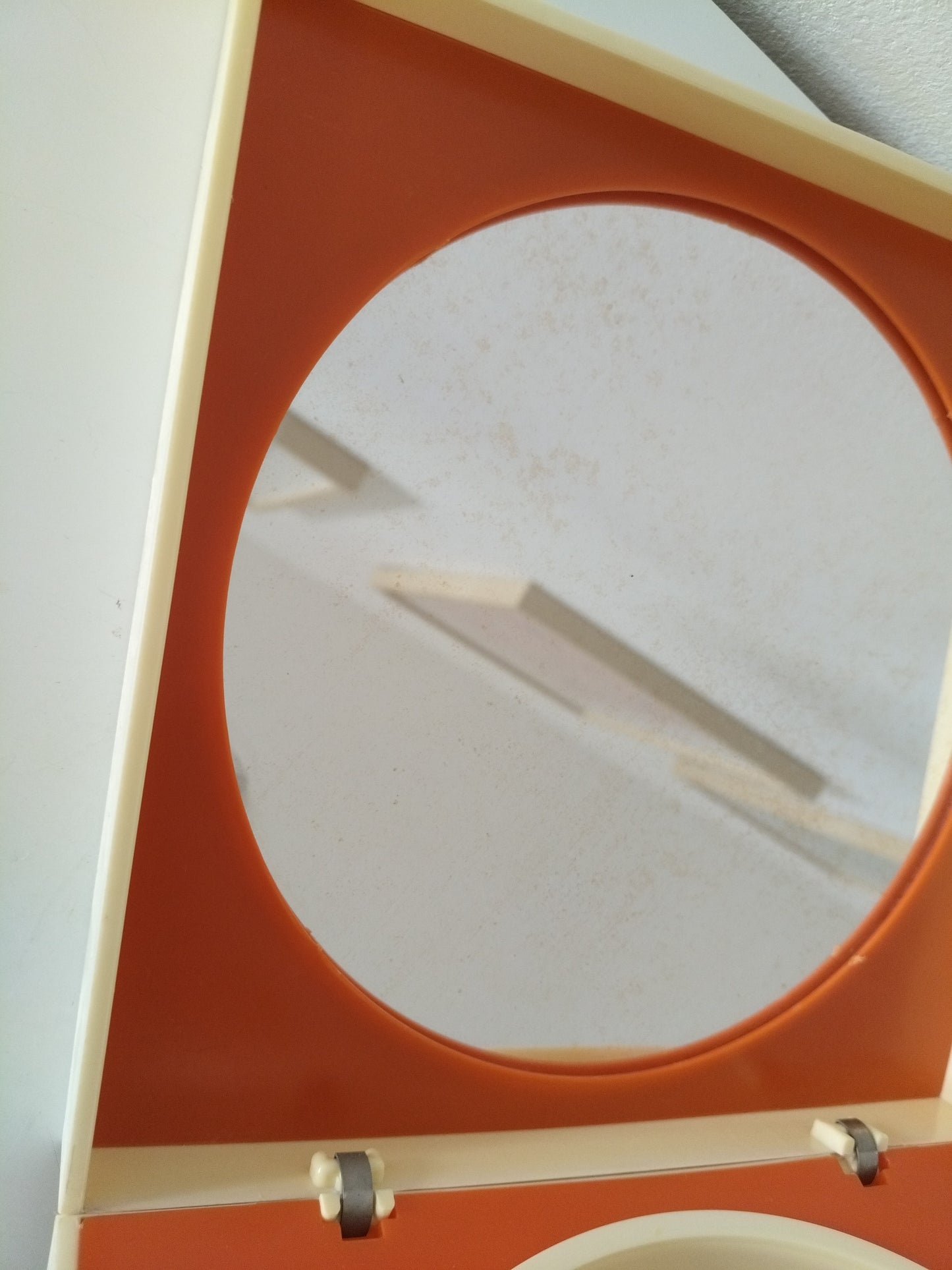 Petite coiffeuse/ miroir/ boîte à maquillage en plastique 70's ! Priorité à Amandine !