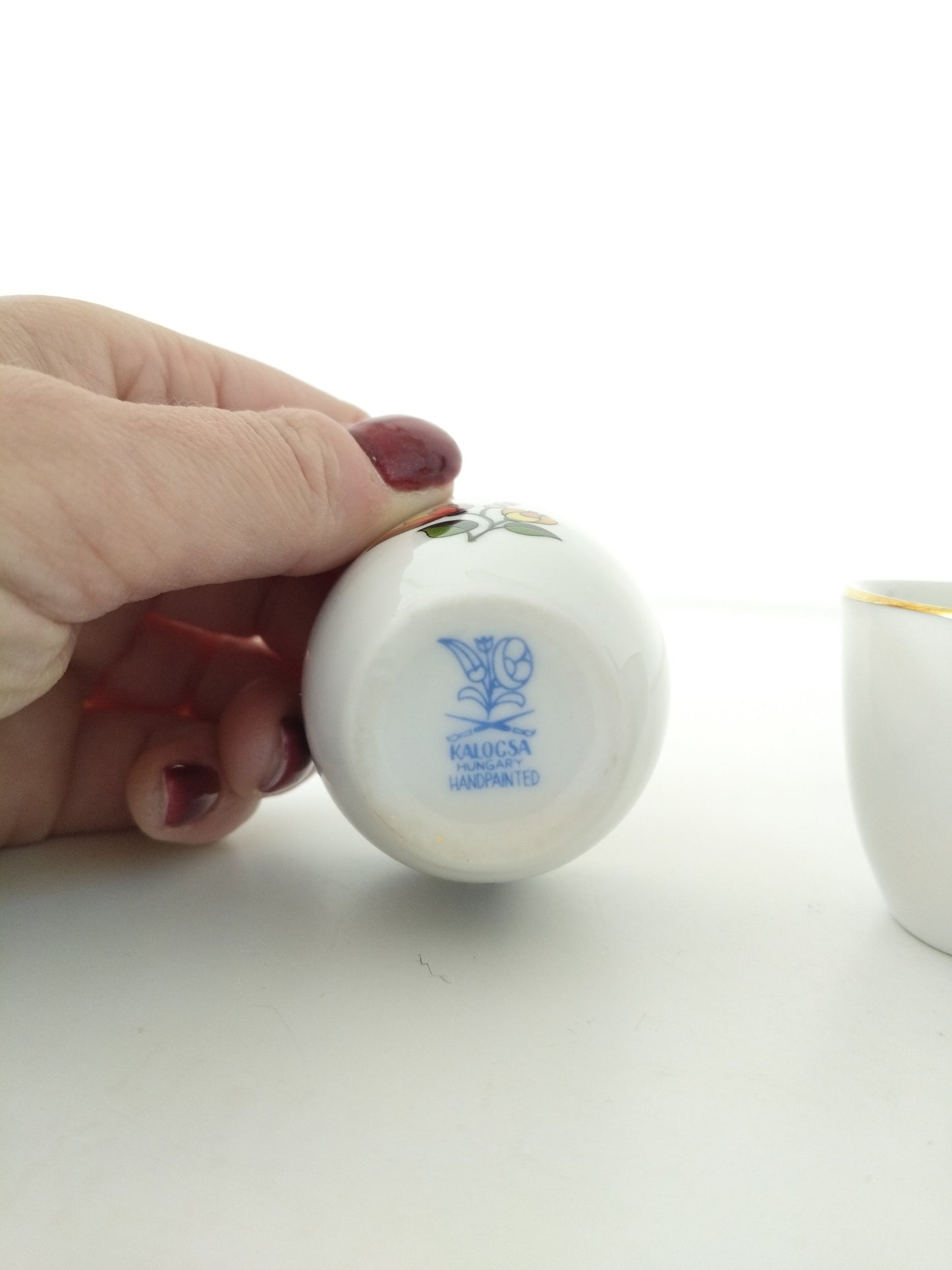 Ensemble de 5 verres à liqueur, coquetiers ou petits ramequins en porcelaine Kalocsa Hongrie