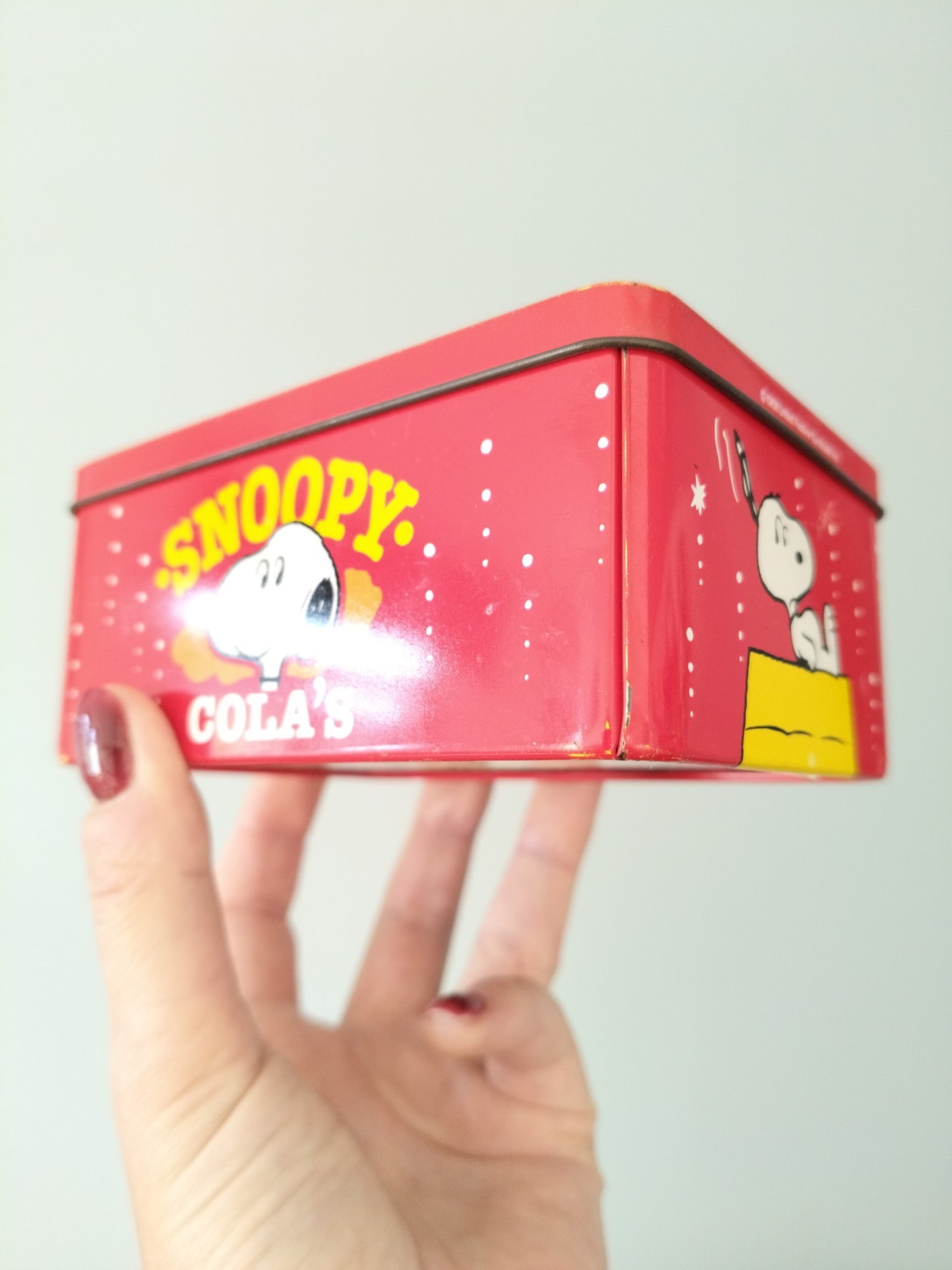 Boîte métallique Snoopy 1958 United Feature Syndicate pour Van Melle confiserie bonbons croque-tendres Cola's