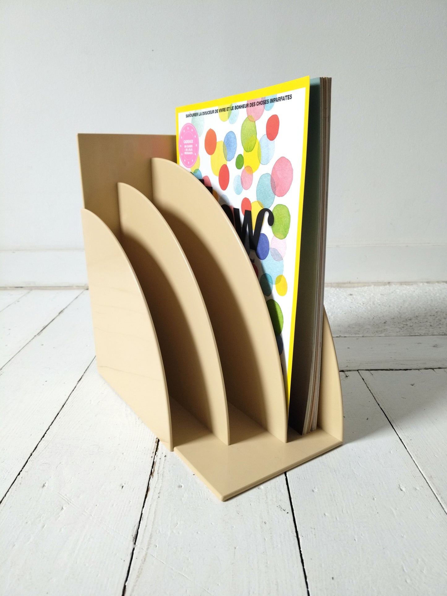Range/ porte-revues/ vinyles en plastique beige Crayonne T. Conran pour Habitat 70's - cetaitmieuxavant