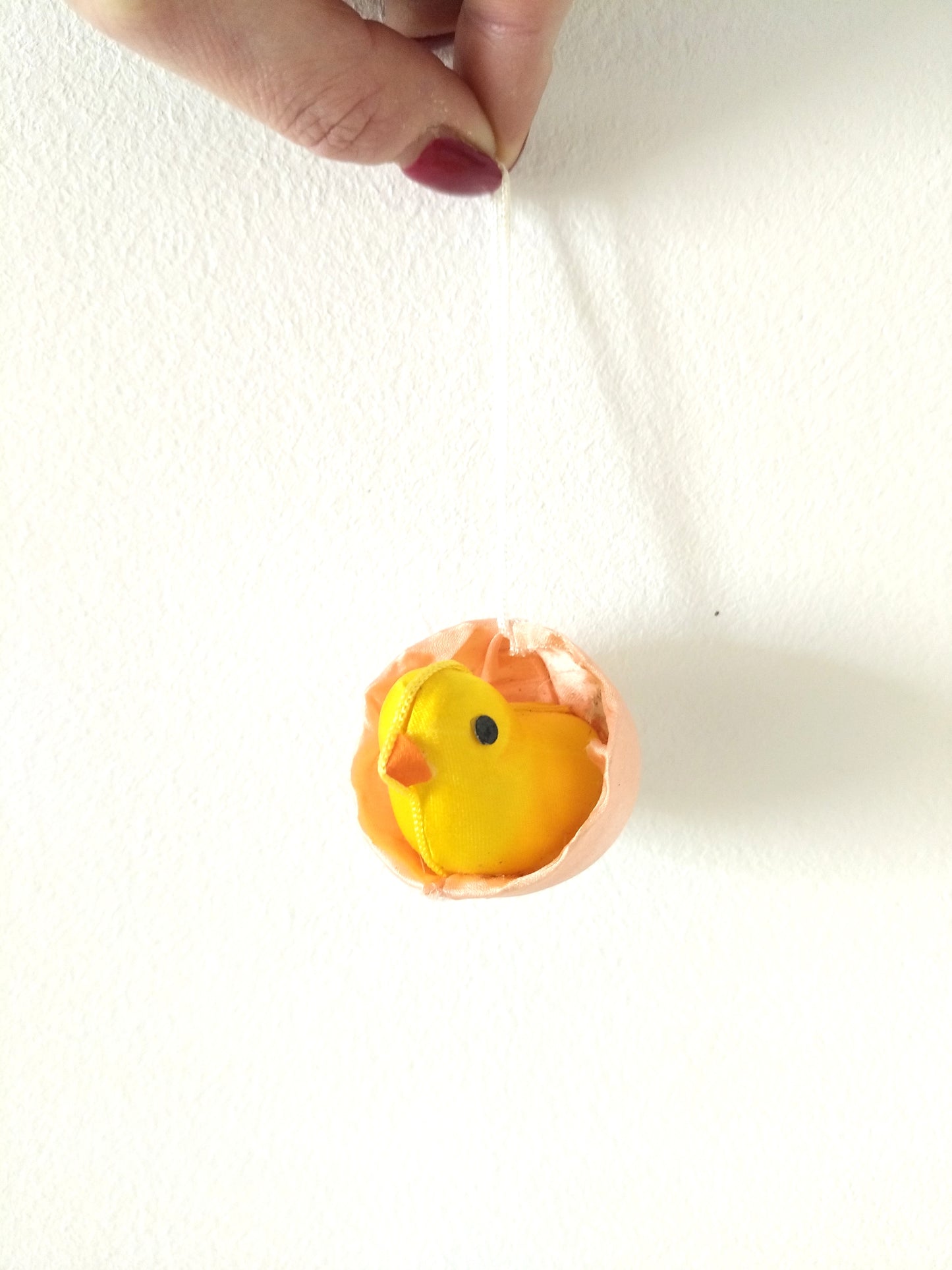 Déco Pâques/ ensemble de 4 petits poussins en plastique à suspendre - cetaitmieuxavant
