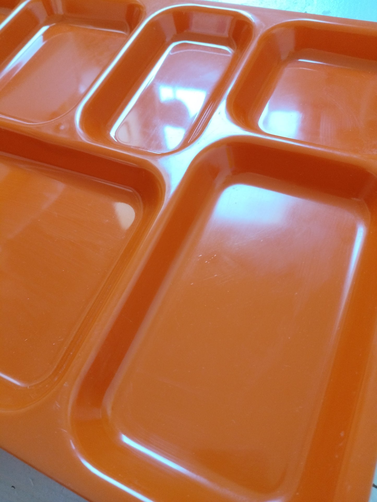 Plateau repas compartimenté en plastique orange (à l'unité - 2 dispos)