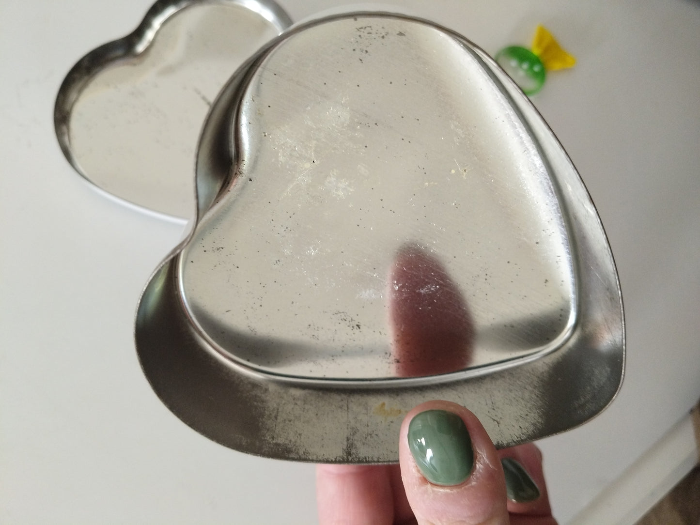 Petite boîte métallique cœur décor chats