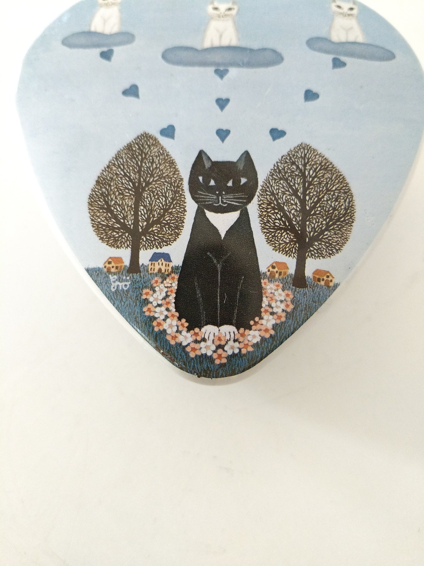 Petite boîte métallique cœur décor chats