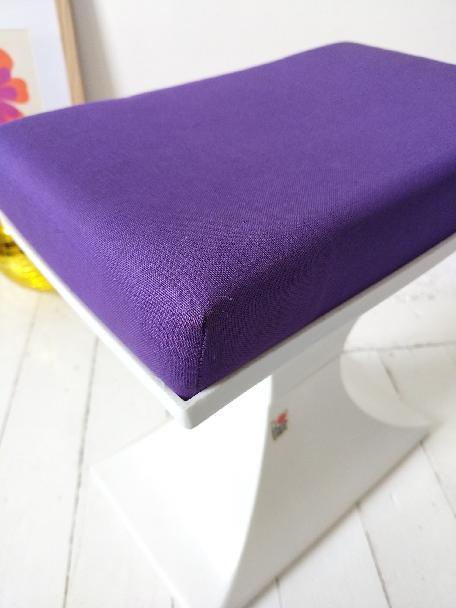 Tabouret d'appoint Flair Prisunic Holland plastique mauve et blanc - cetaitmieuxavant