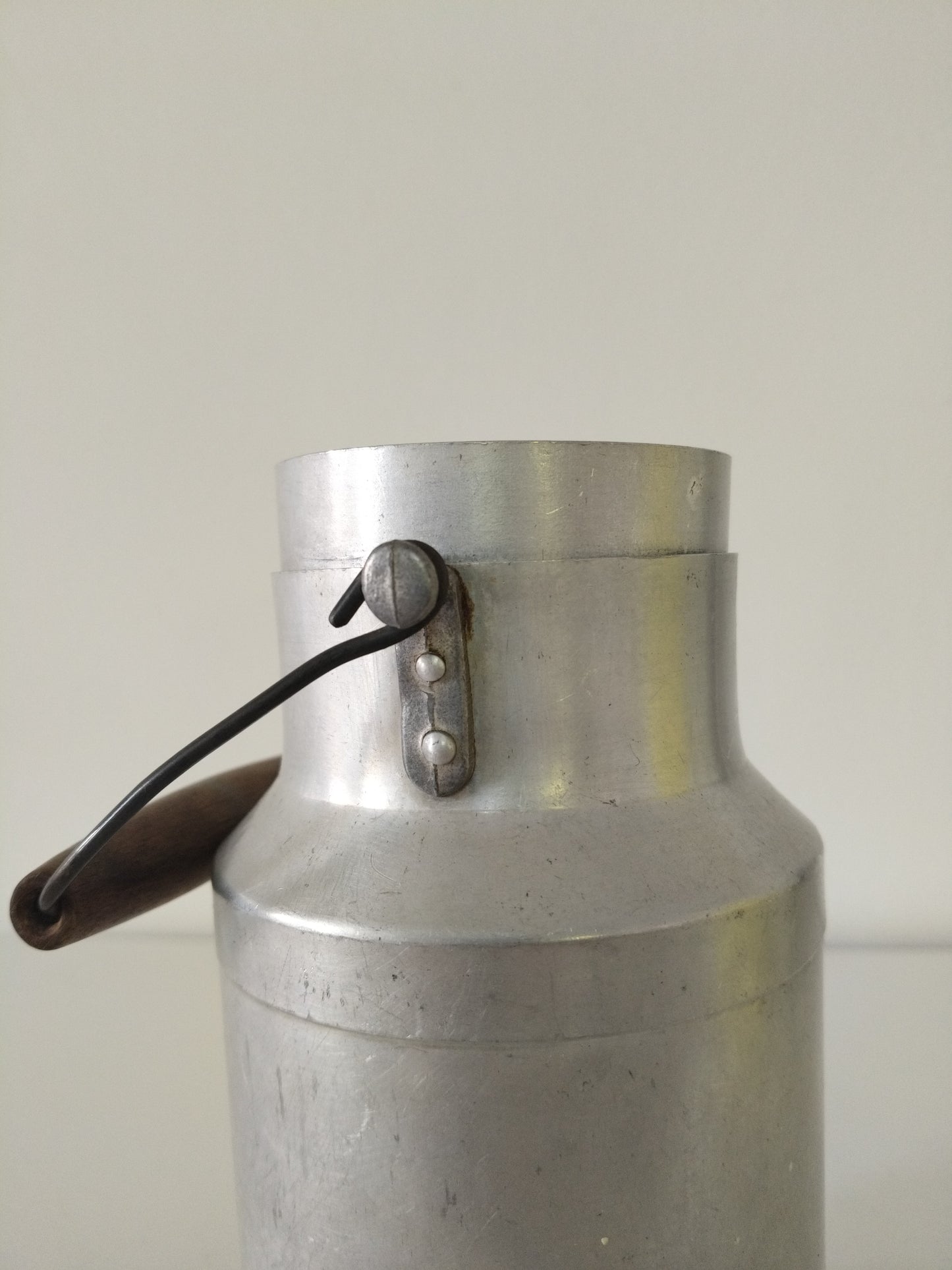 Ancien pot à lait en aluminium ou en plastique Gilac au choix