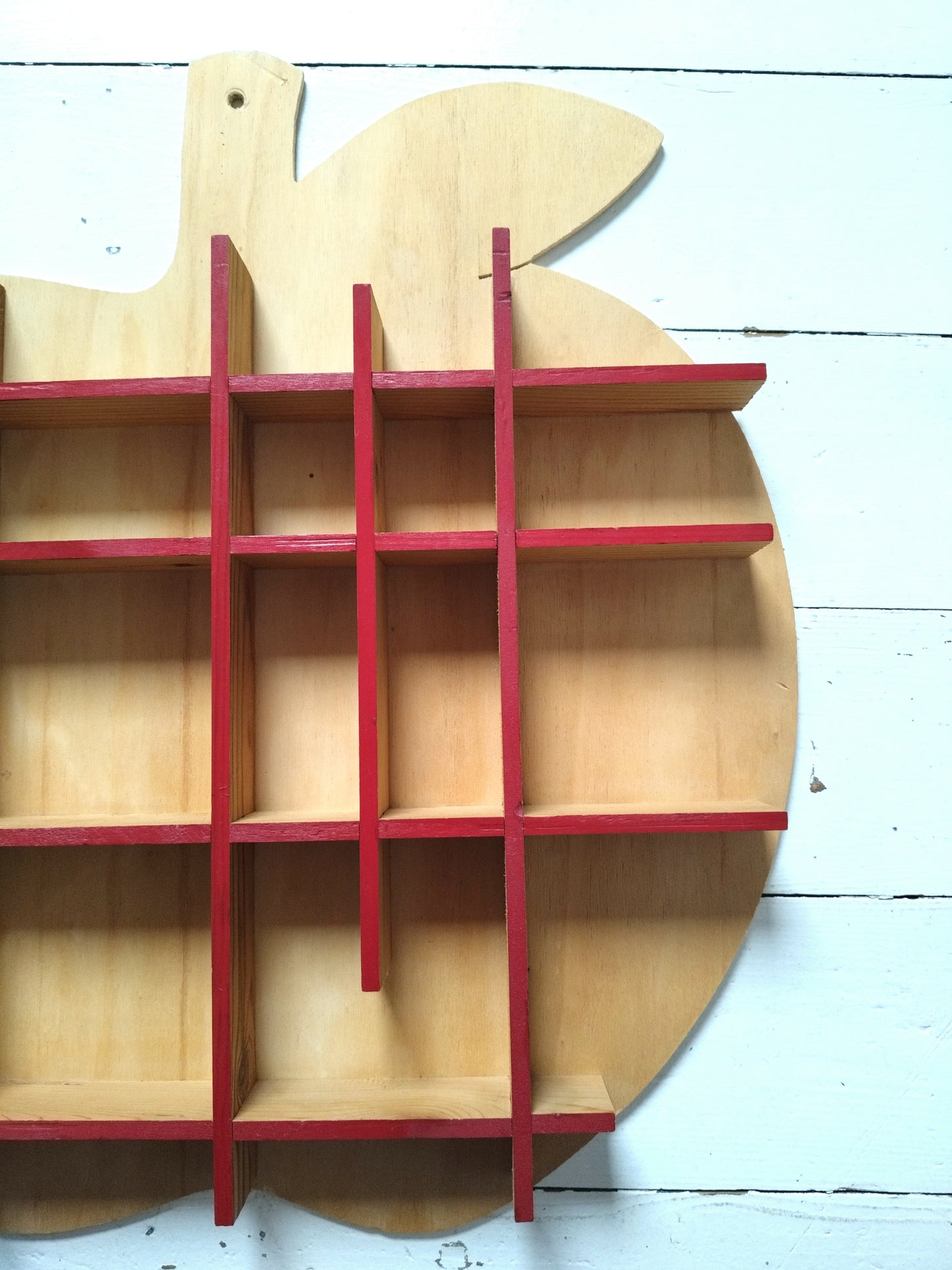 Étagère murale pomme pour miniatures en bois
