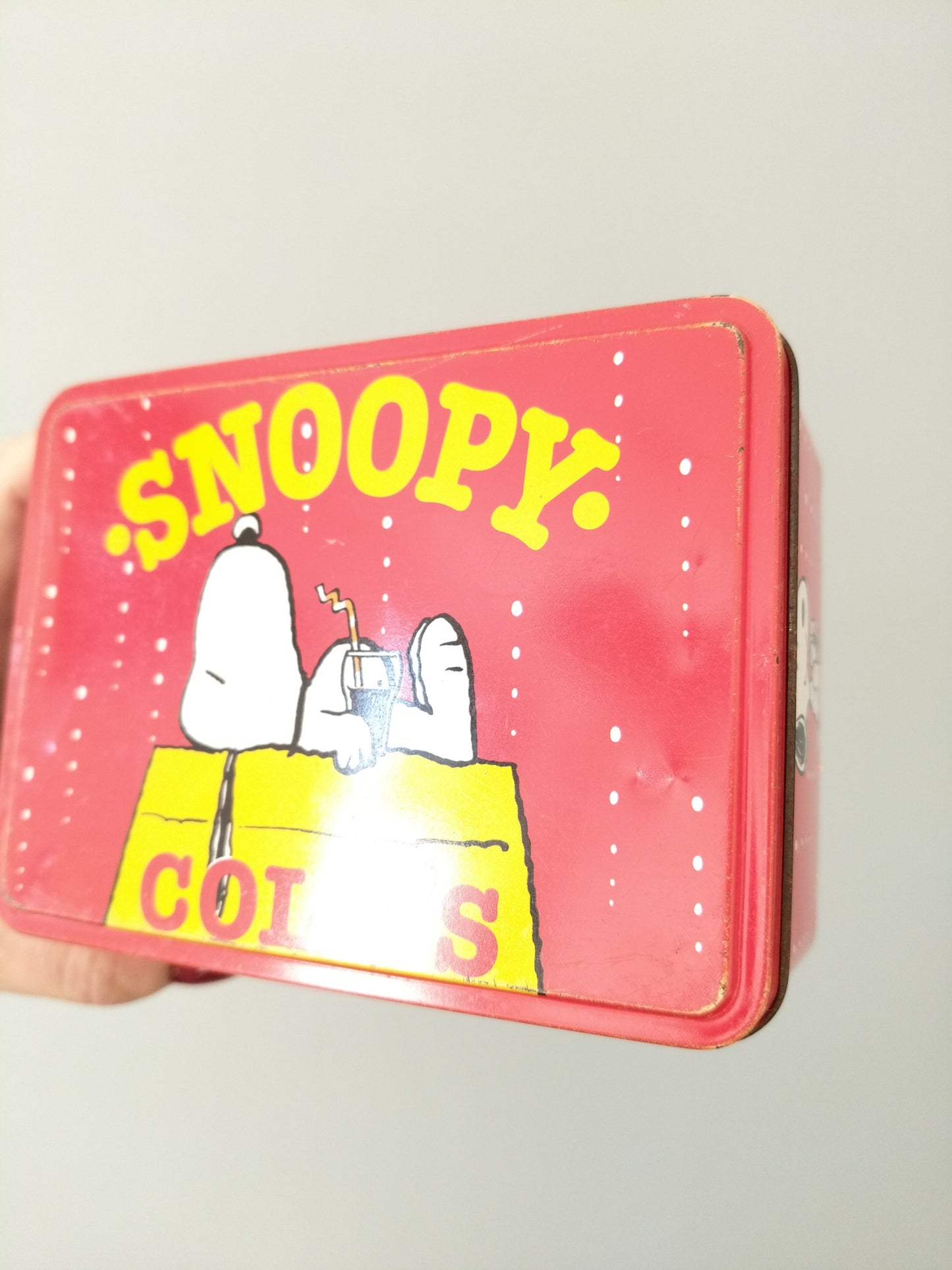 Boîte métallique Snoopy 1958 United Feature Syndicate pour Van Melle confiserie bonbons croque-tendres Cola's