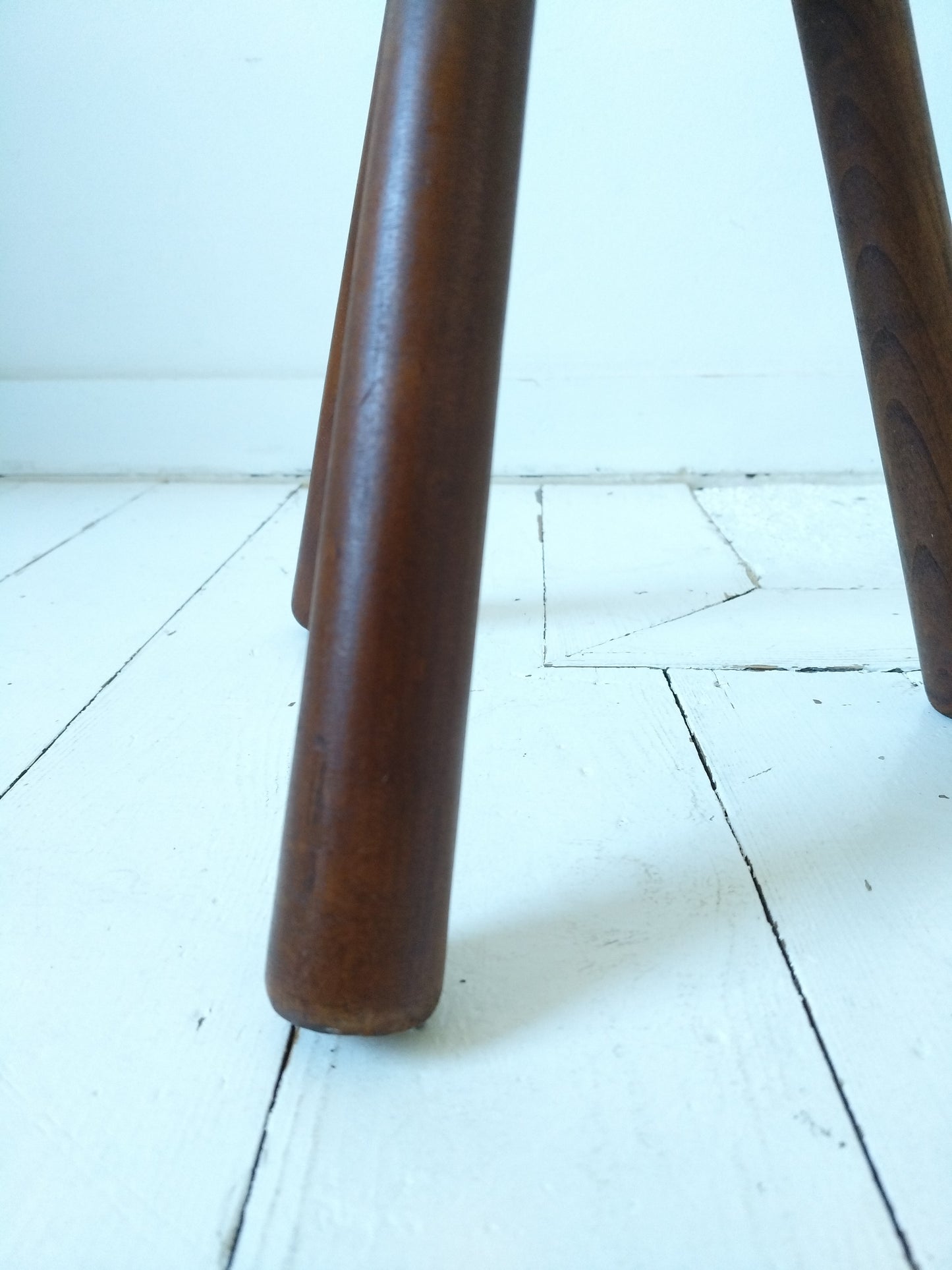 Ancien petit tabouret de métier tripode en bois massif - cetaitmieuxavant