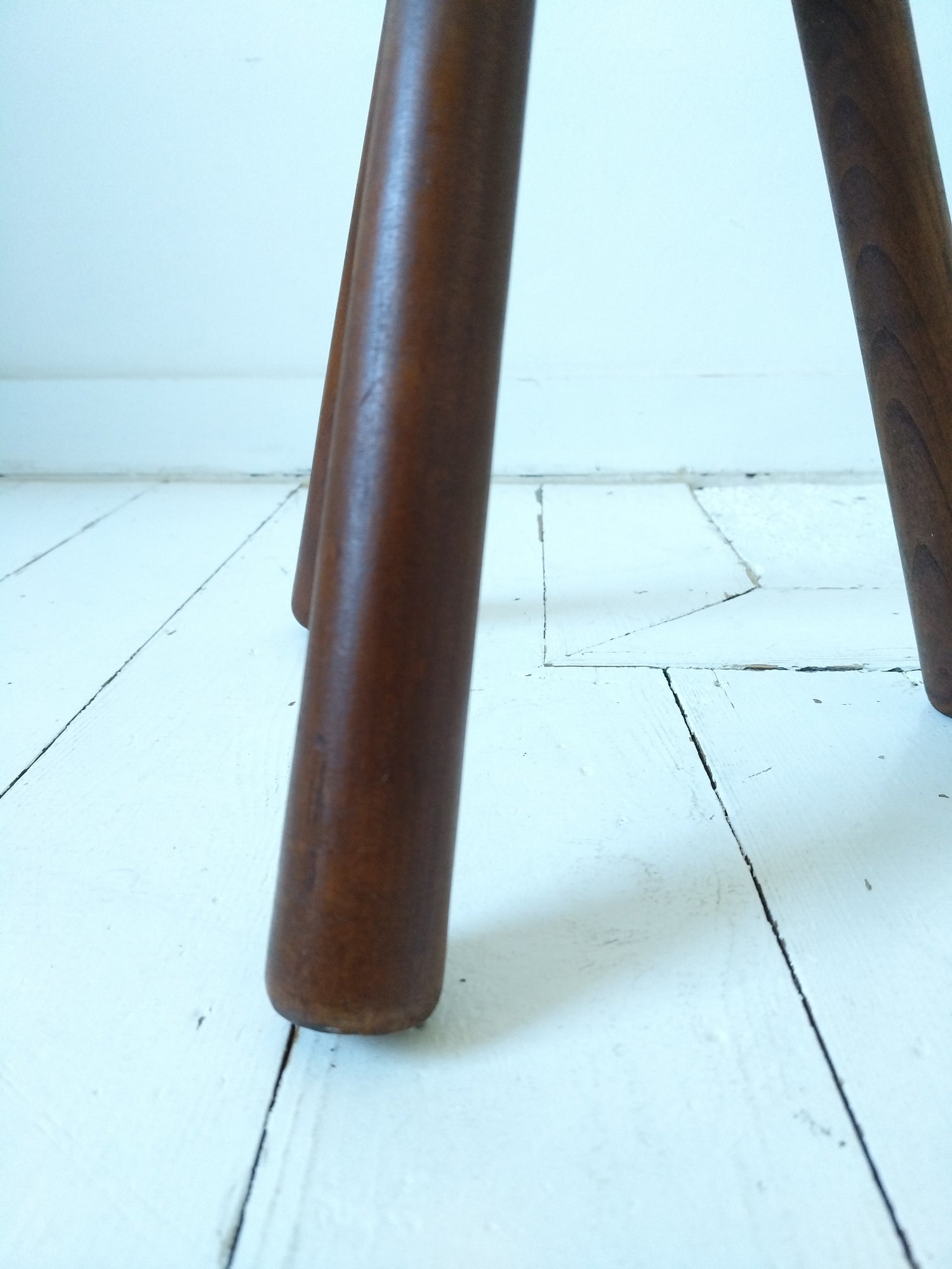 Ancien petit tabouret de métier tripode en bois massif - cetaitmieuxavant