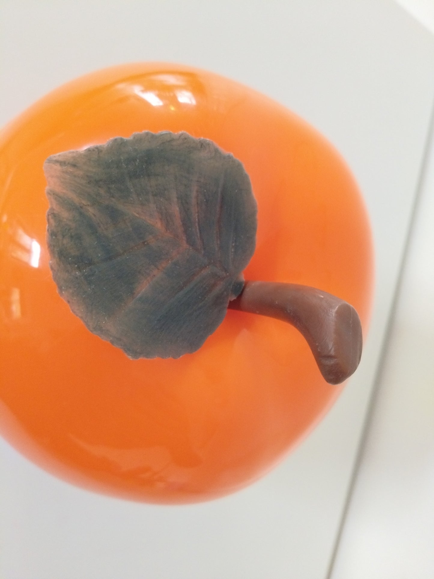 Pomme à glaçons en plastique rouge ou orange au choix