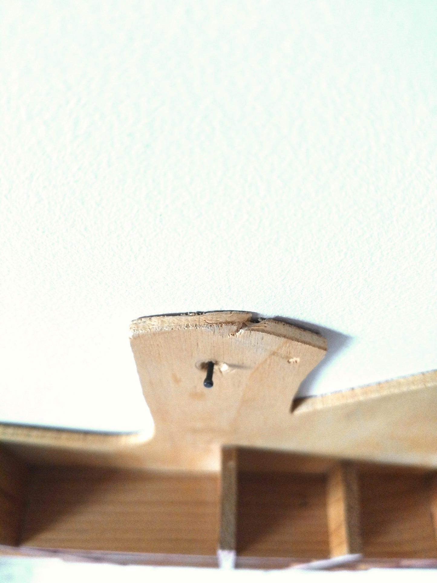 Étagère murale pomme pour miniatures en bois