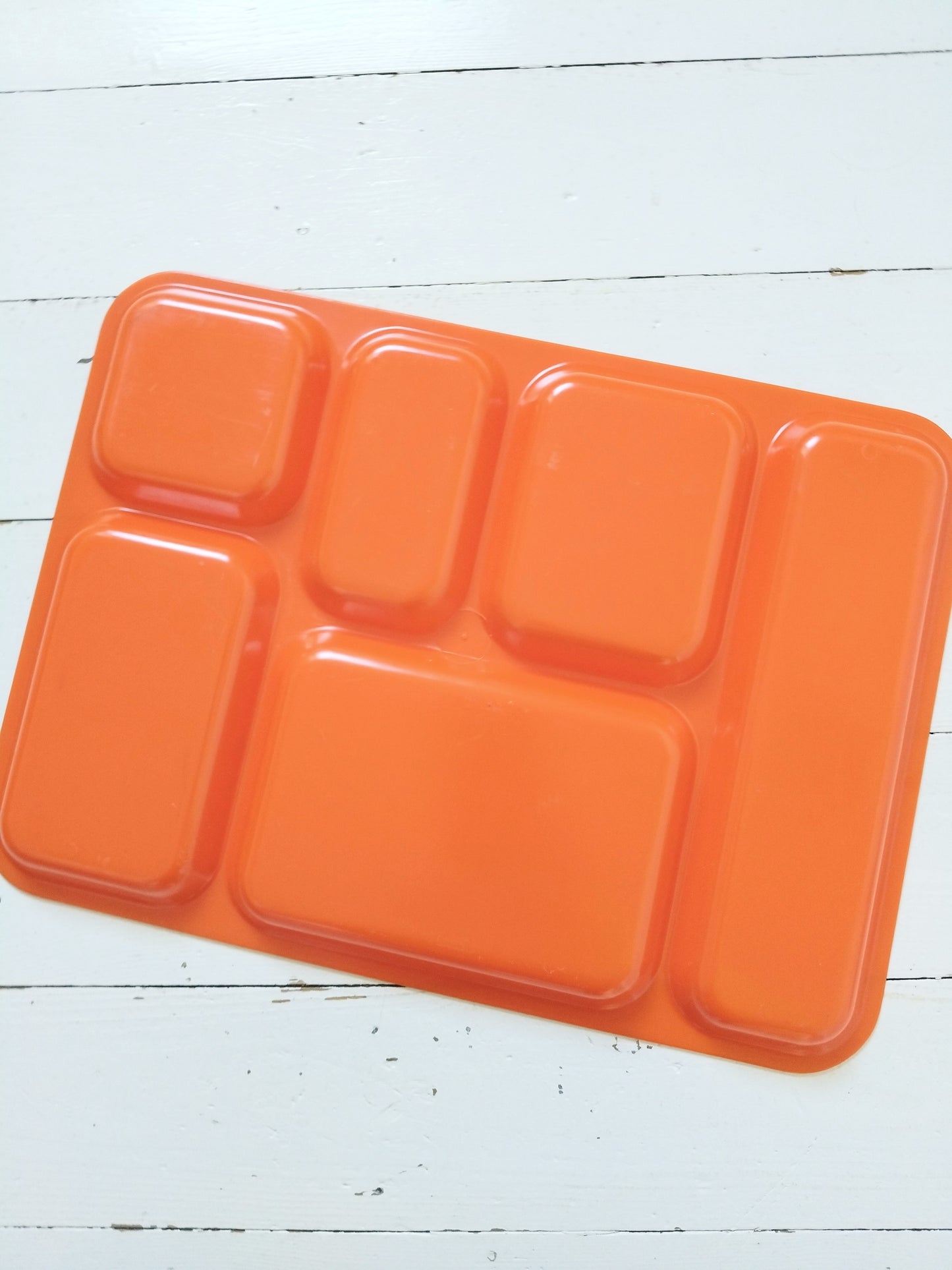 Plateau repas compartimenté en plastique orange (à l'unité - 2 dispos)