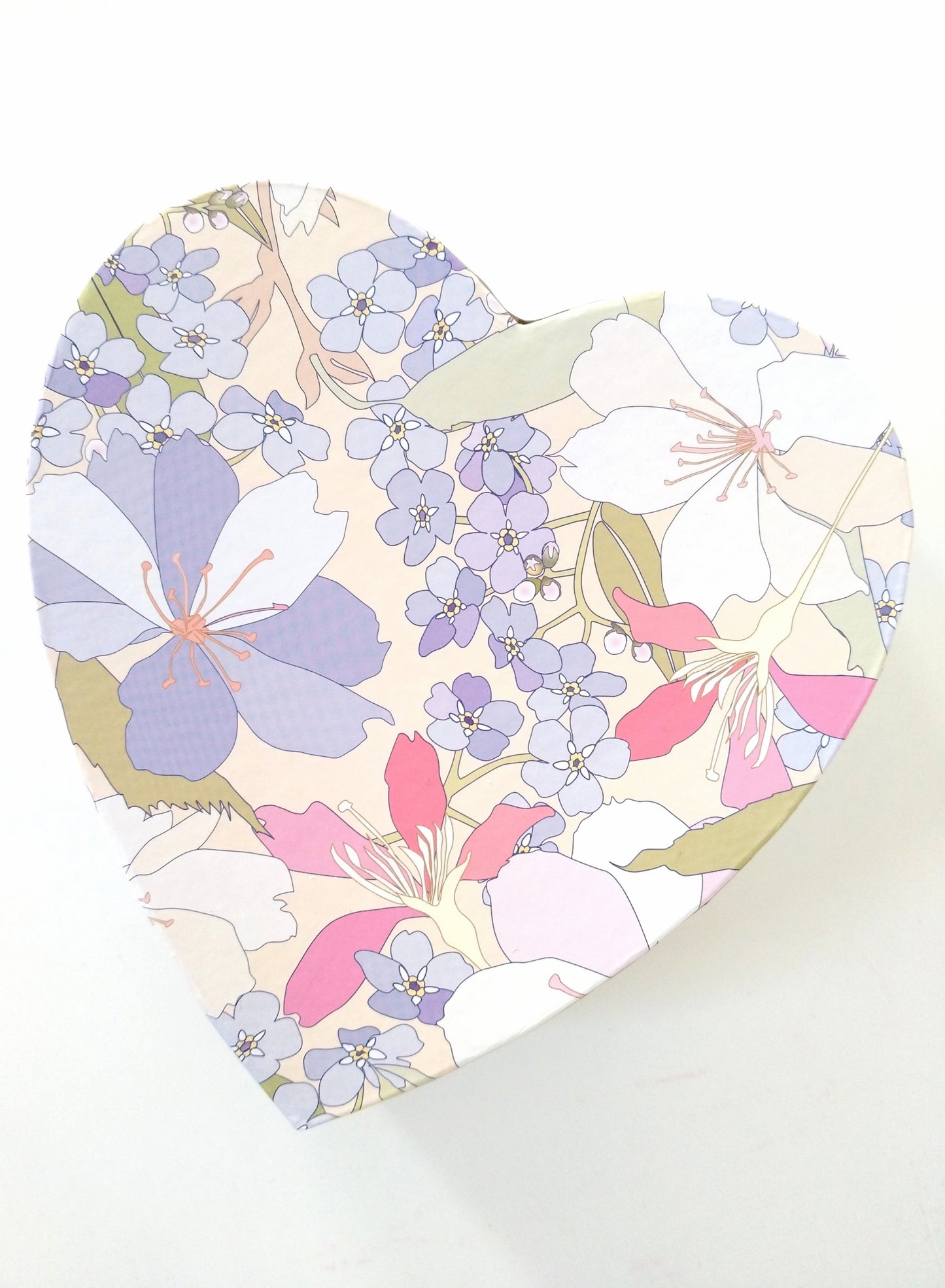 Boîte cartonnée fleurie en forme de 🩷