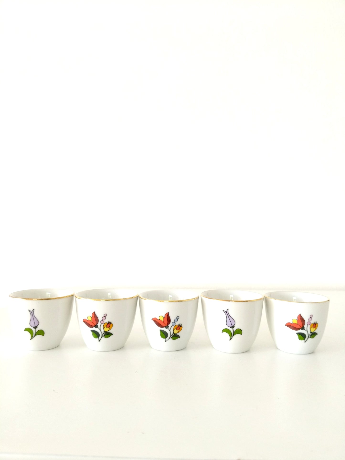 Ensemble de 5 verres à liqueur, coquetiers ou petits ramequins en porcelaine Kalocsa Hongrie