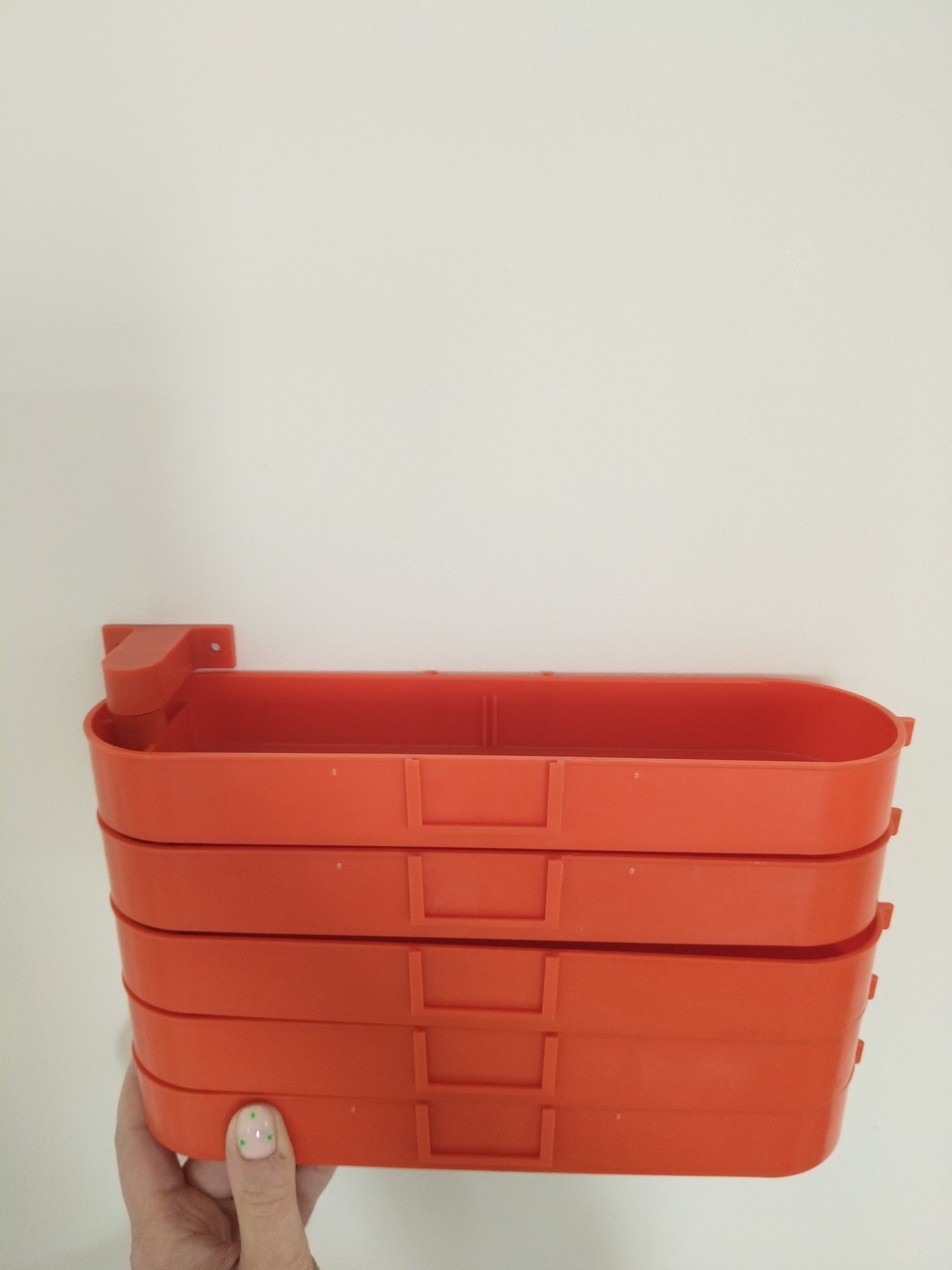 Petite étagère/ rangement mural pivotant en plastique - cetaitmieuxavant