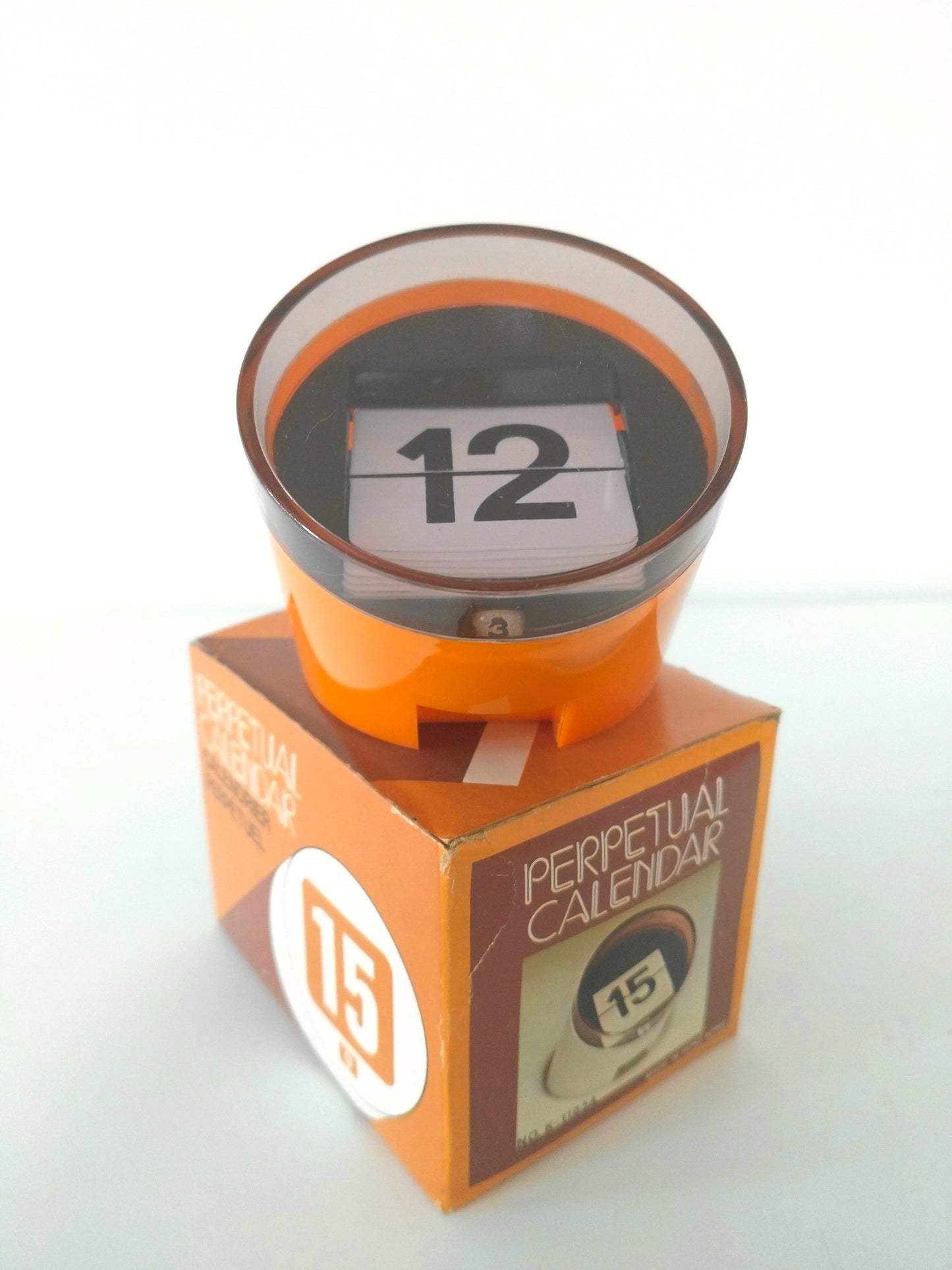 Calendrier perpétuel en plastique design UK made in Hong Kong - cetaitmieuxavant