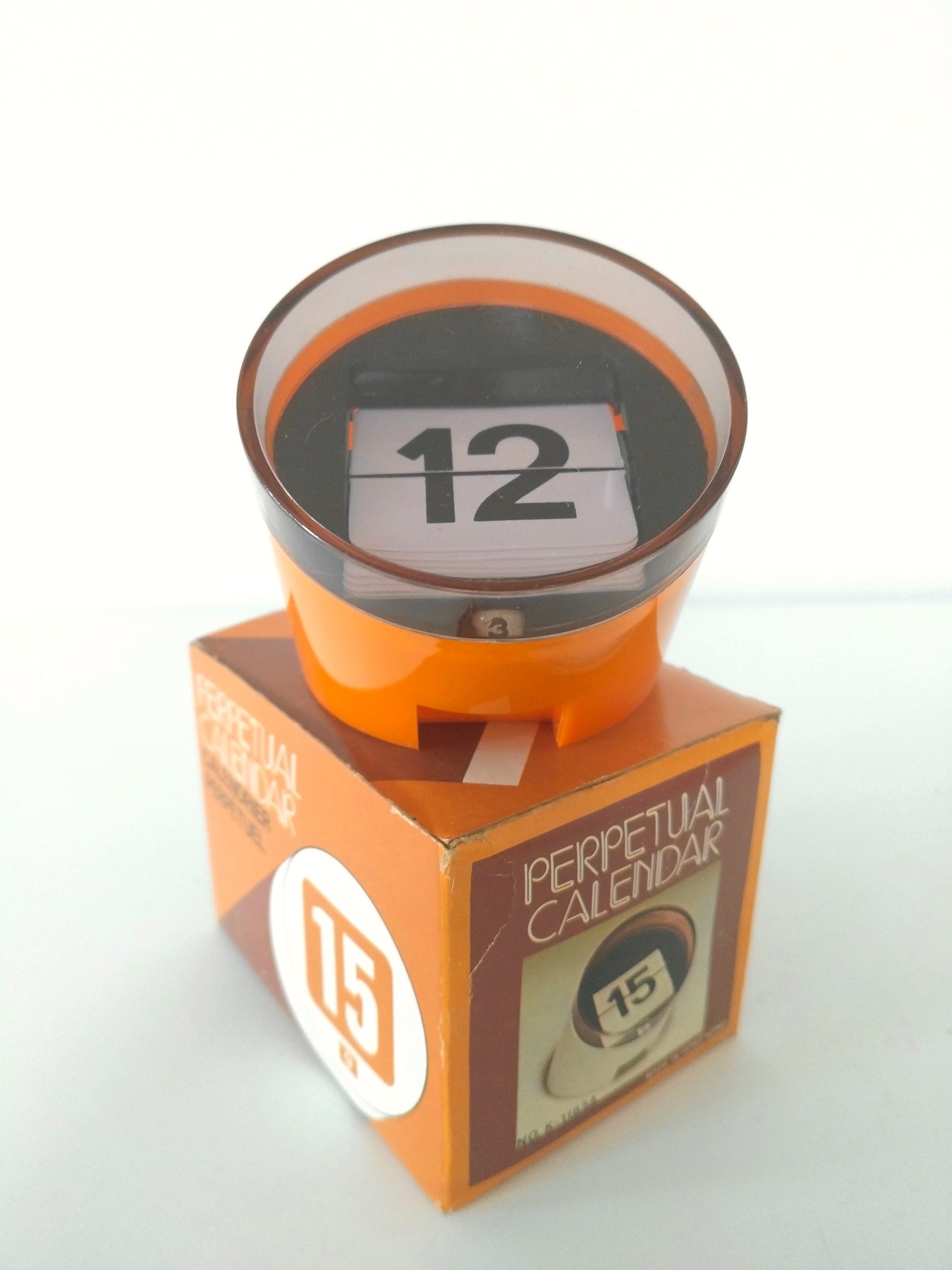 Calendrier perpétuel en plastique design UK made in Hong Kong - cetaitmieuxavant