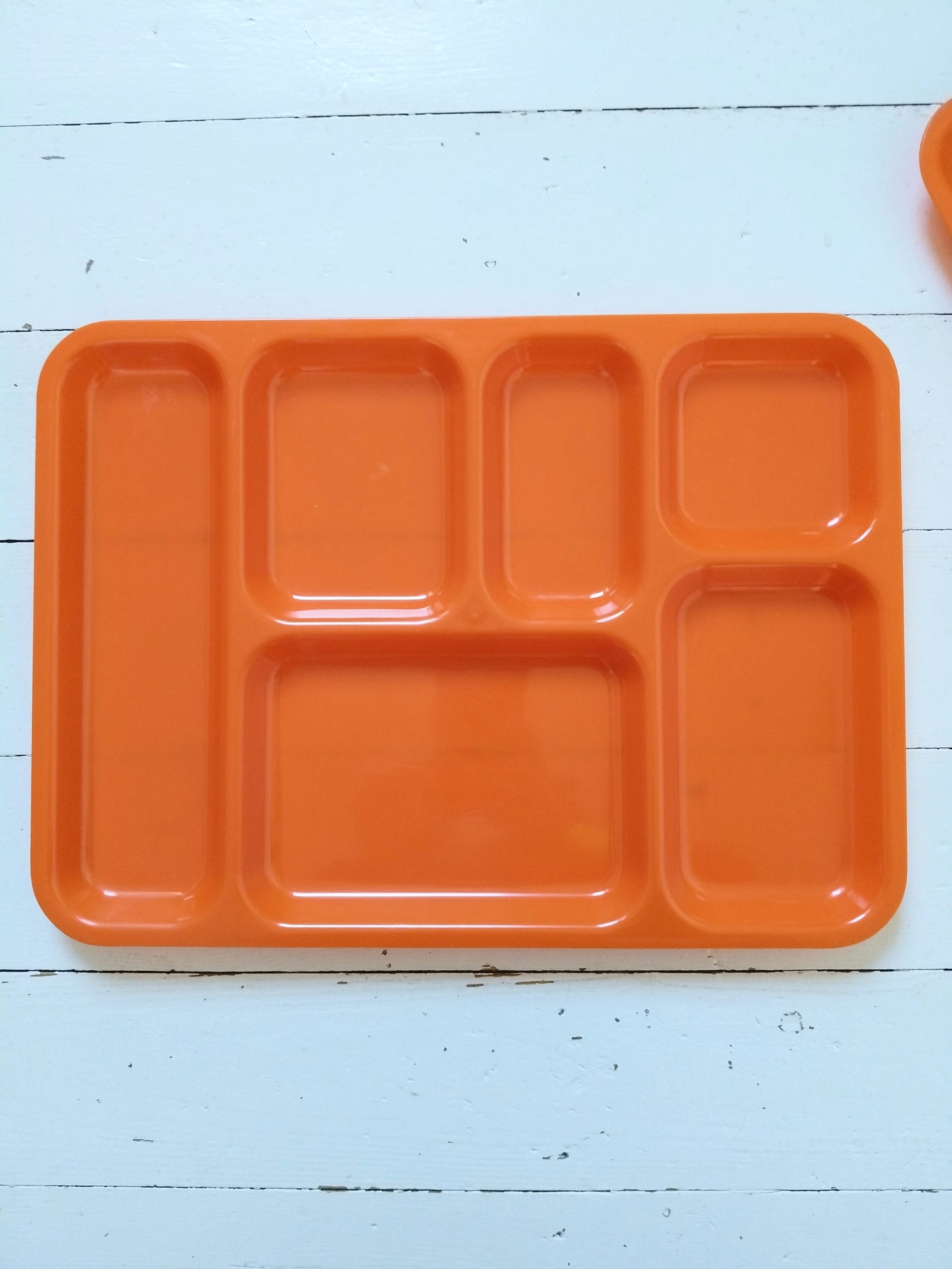 Plateau repas compartimenté en plastique orange (à l'unité - 2 dispos)