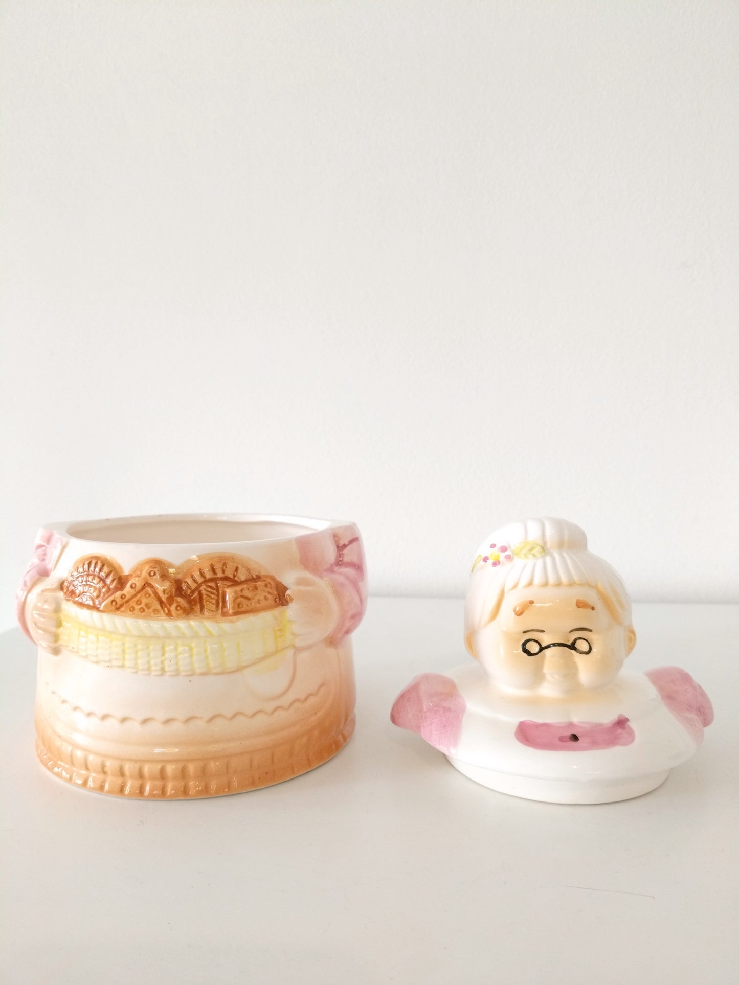 Pot à biscuits/bonbons mamie en céramique 80s