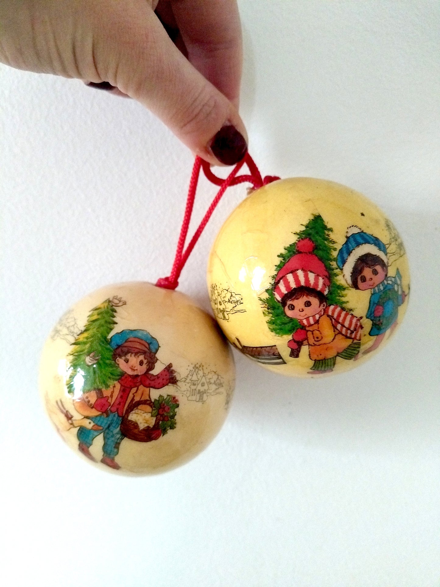 2 boules de Noël plastique et papier mâché