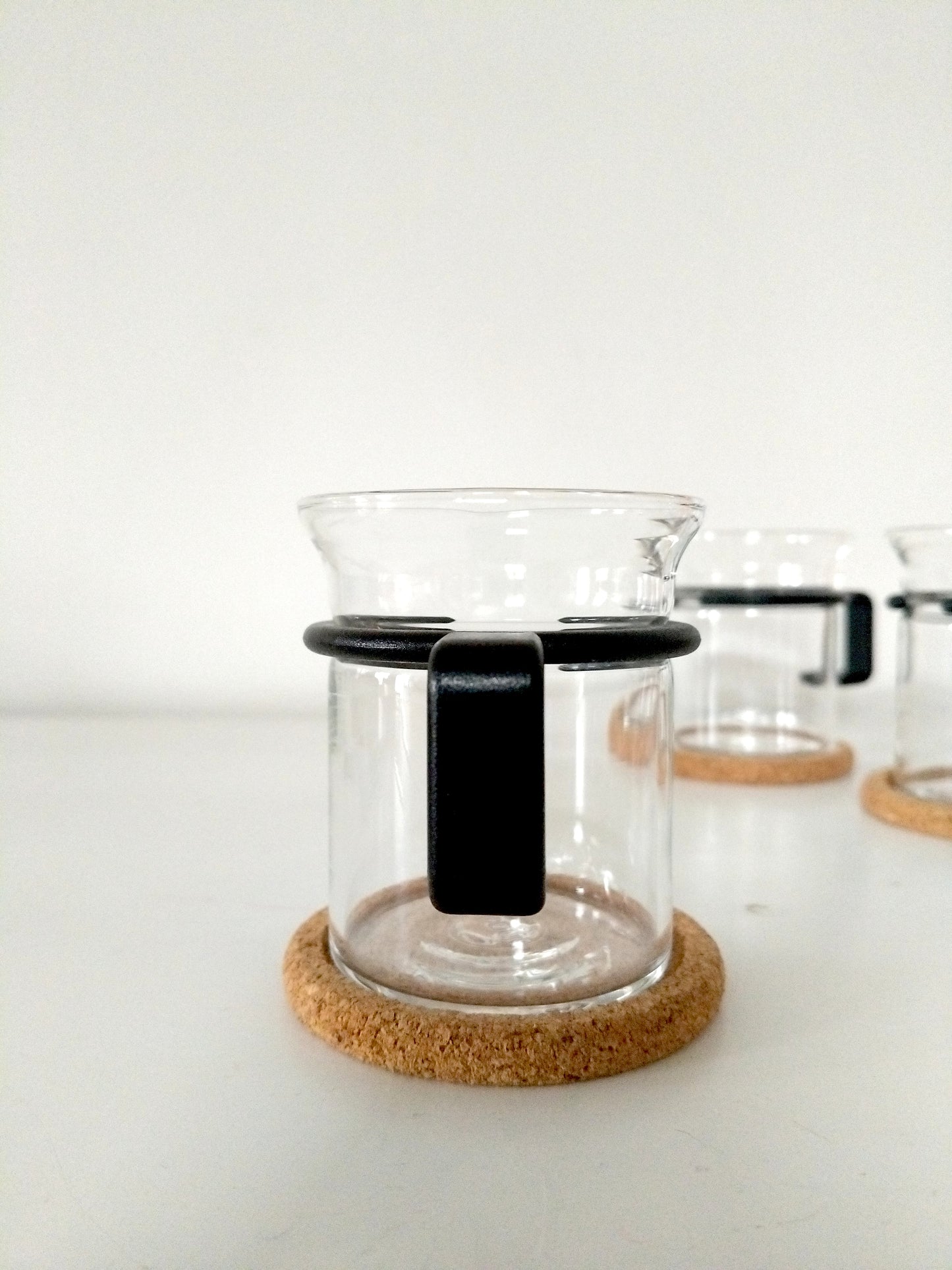 Ensemble de 4 tasses en verre + touillettes + sous-tasses en liège Bodum