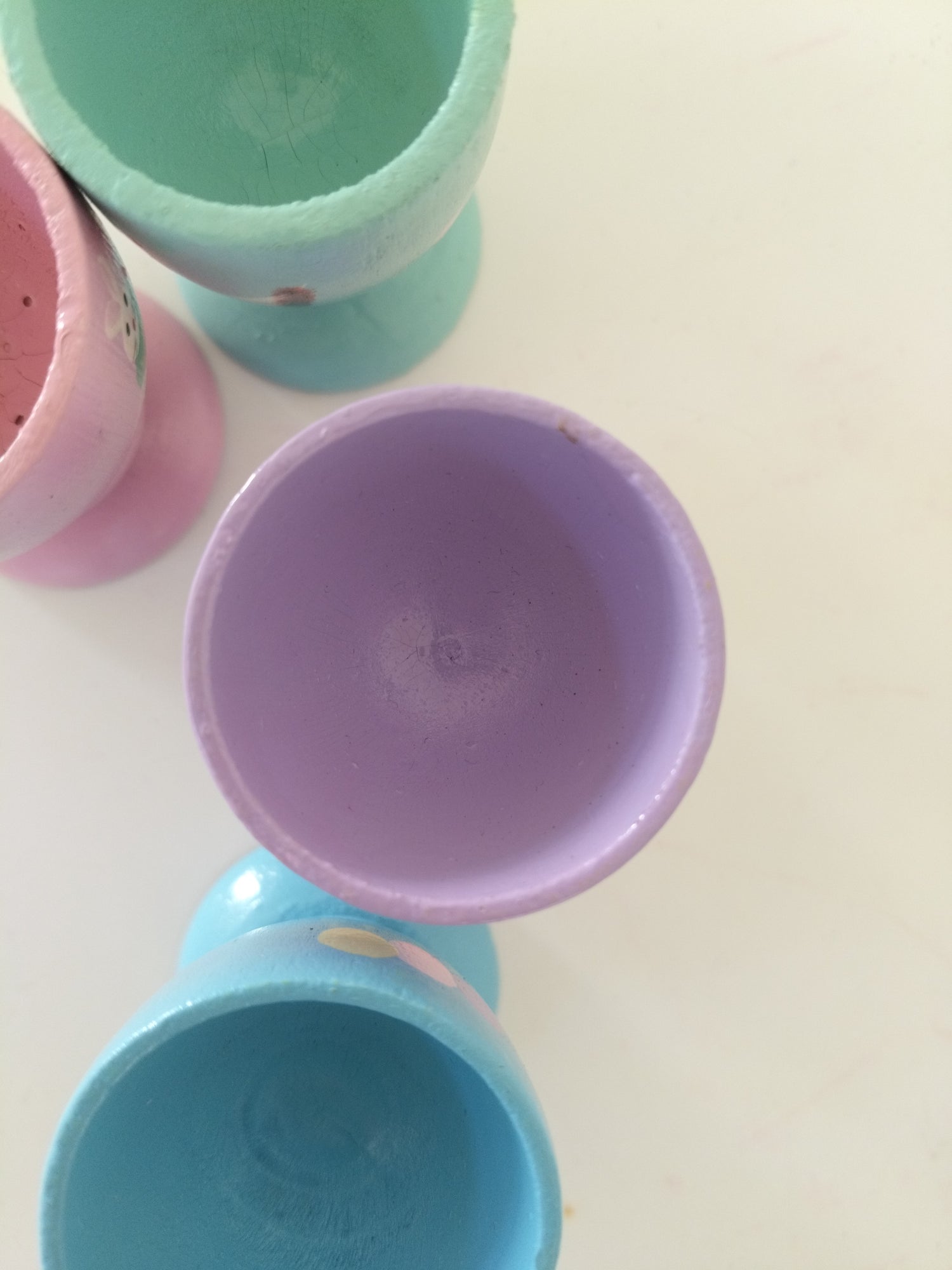 Ensemble de 6 petits coquetiers en bois peints à la main - cetaitmieuxavant