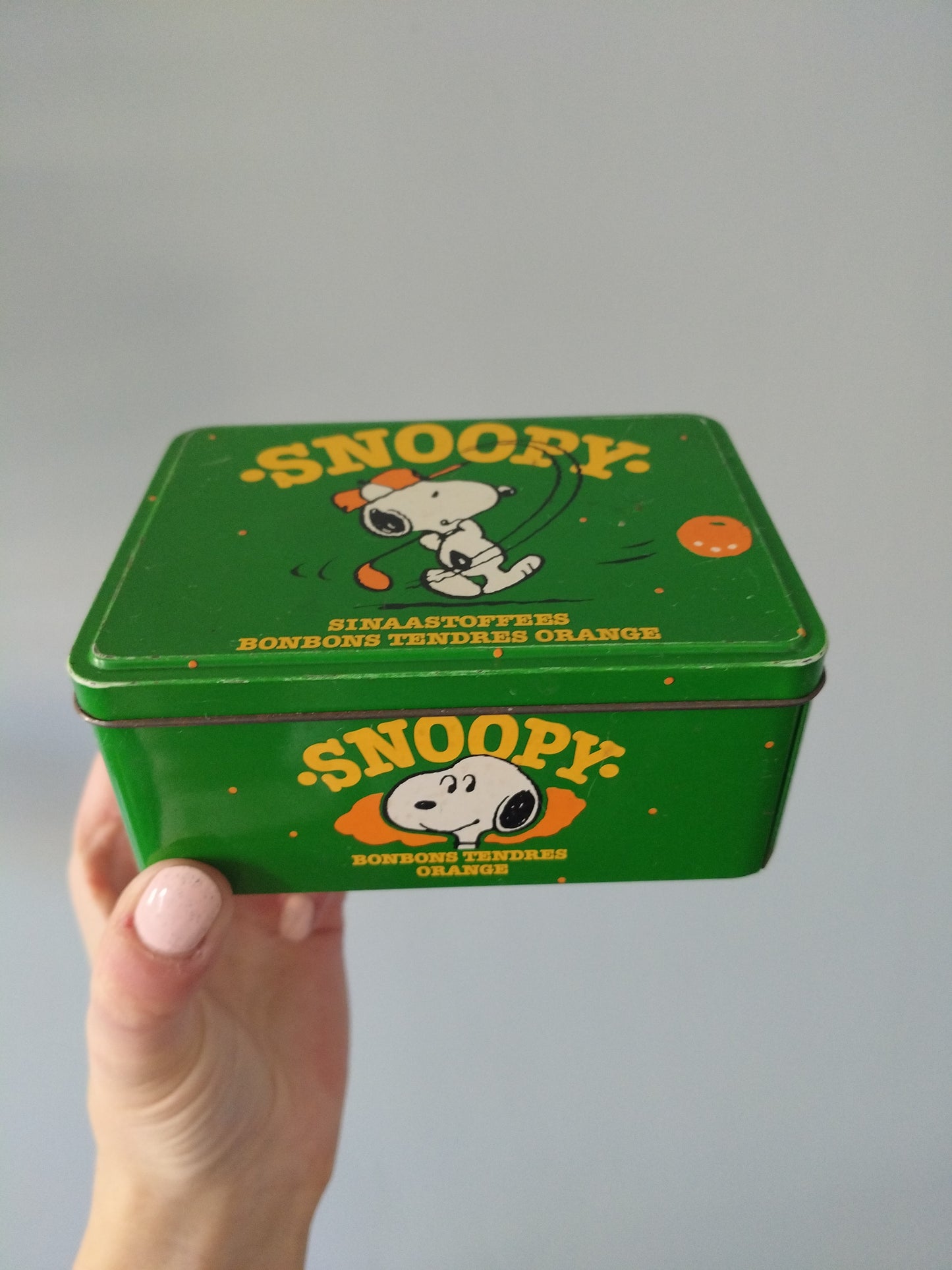 Boîte métallique Snoopy mini-golf 1958 United Feature Syndicate pour Van Melle confiserie bonbons tendres orange - cetaitmieuxavant