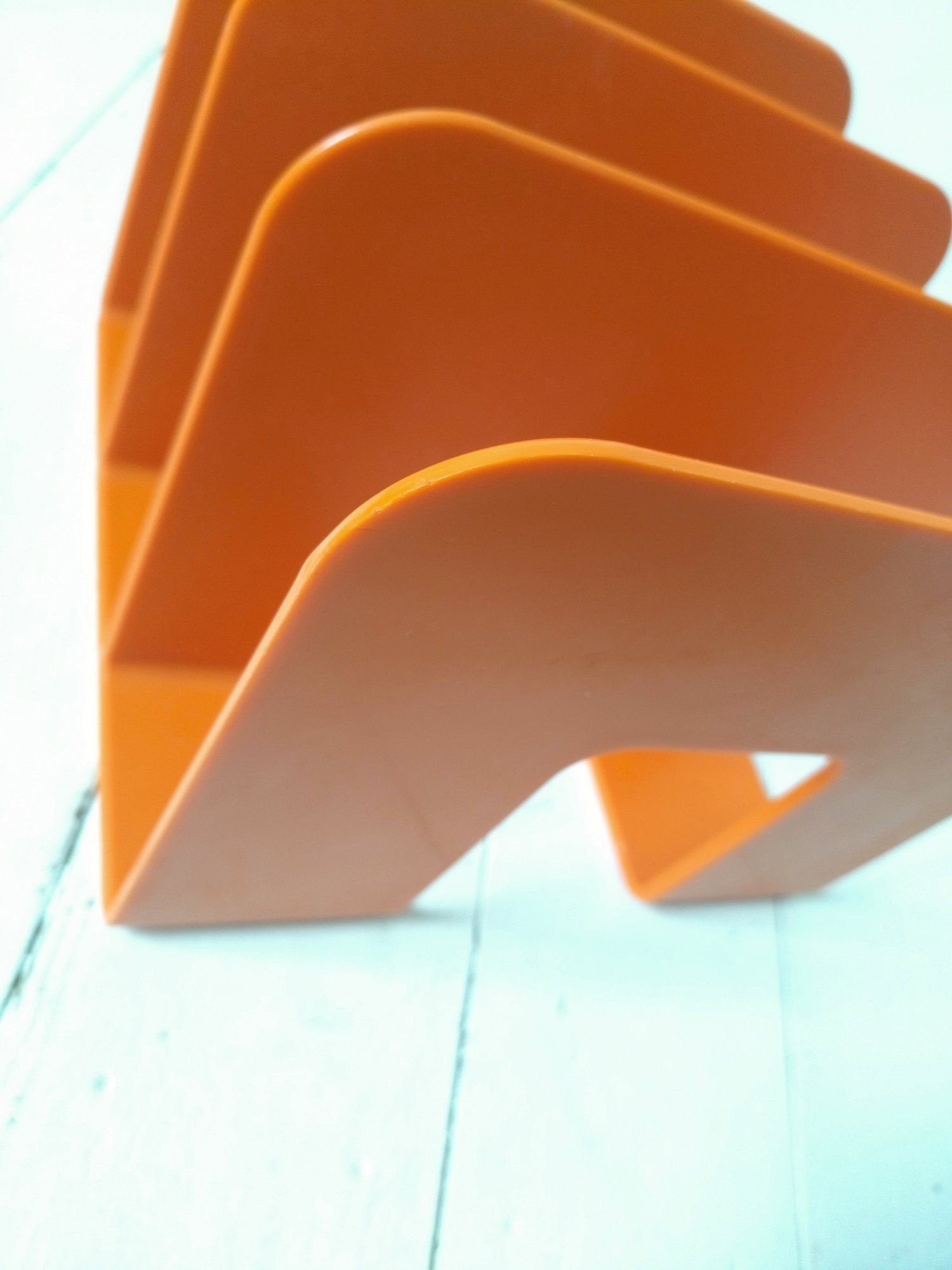 Range-livres/ magazines/ vinyles en plastique ORANGE par Sven-Eric Juhlin pour Gustavsberg 1395 à l'unité - cetaitmieuxavant