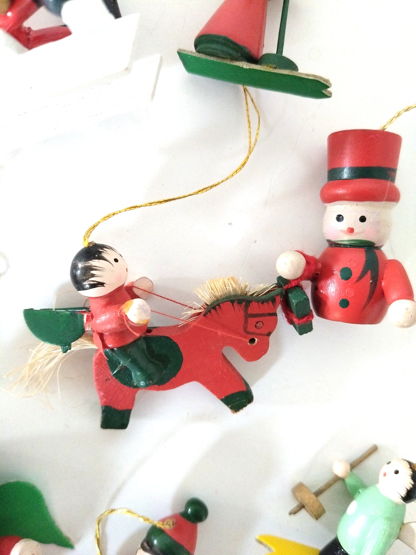 8 petits sujets de Noël en bois