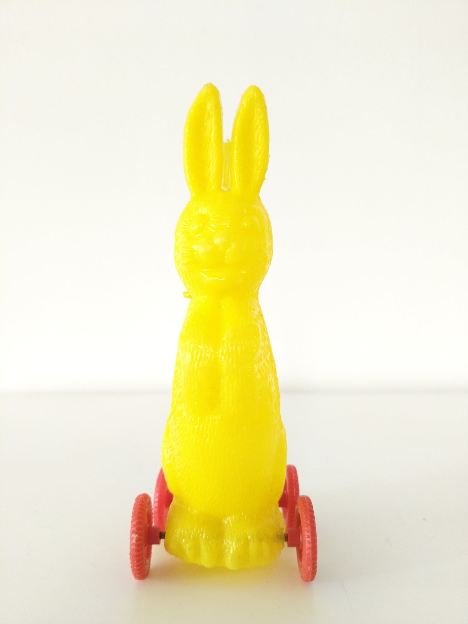 Déco de Pâques/ jouet petit lapin à roulettes en plastique - cetaitmieuxavant