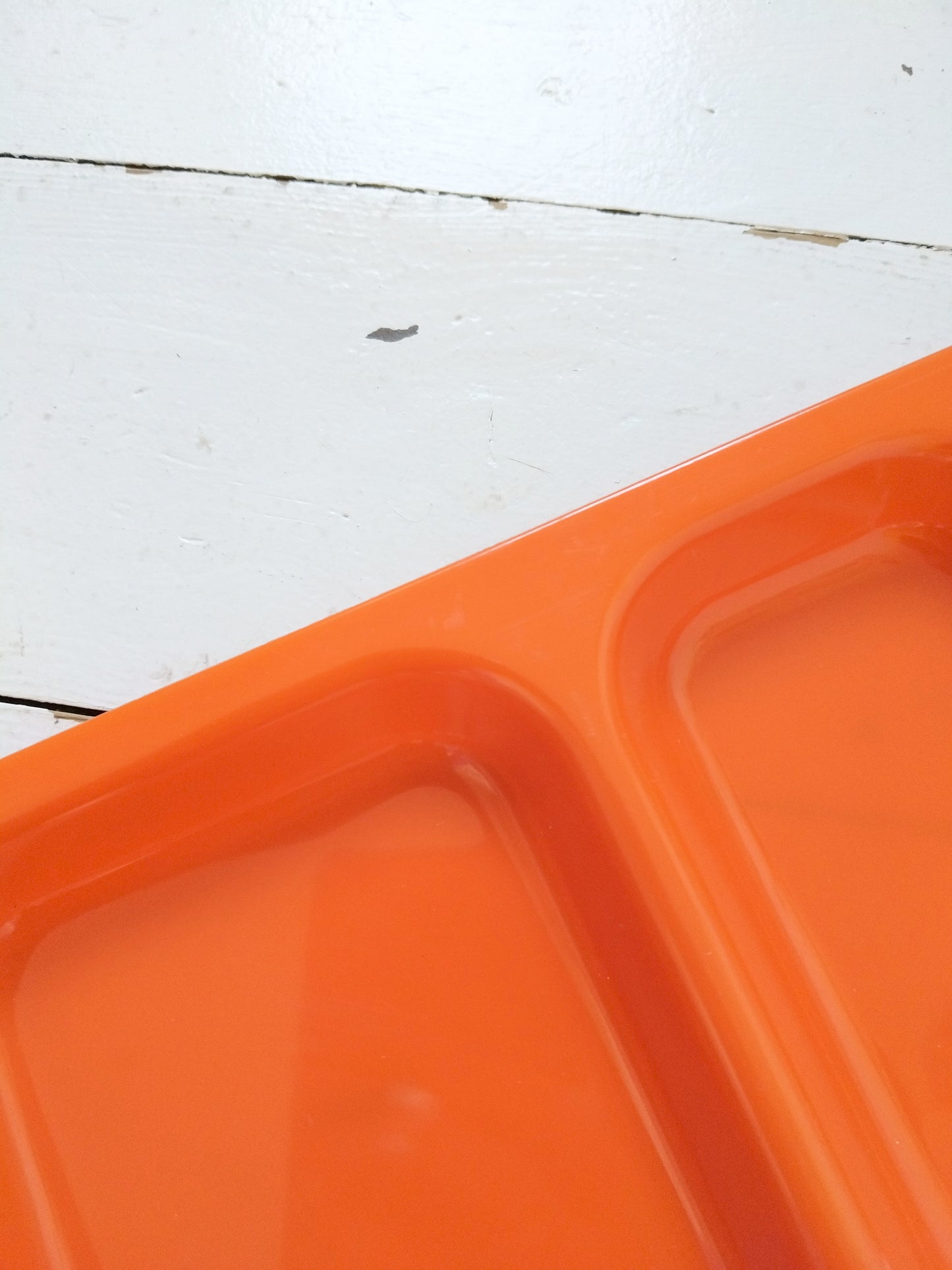 Plateau repas compartimenté en plastique orange (à l'unité - 2 dispos)