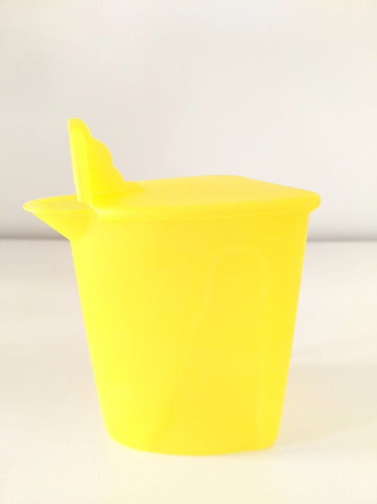 Petit pot verseur en plastique jaune Tupperware
