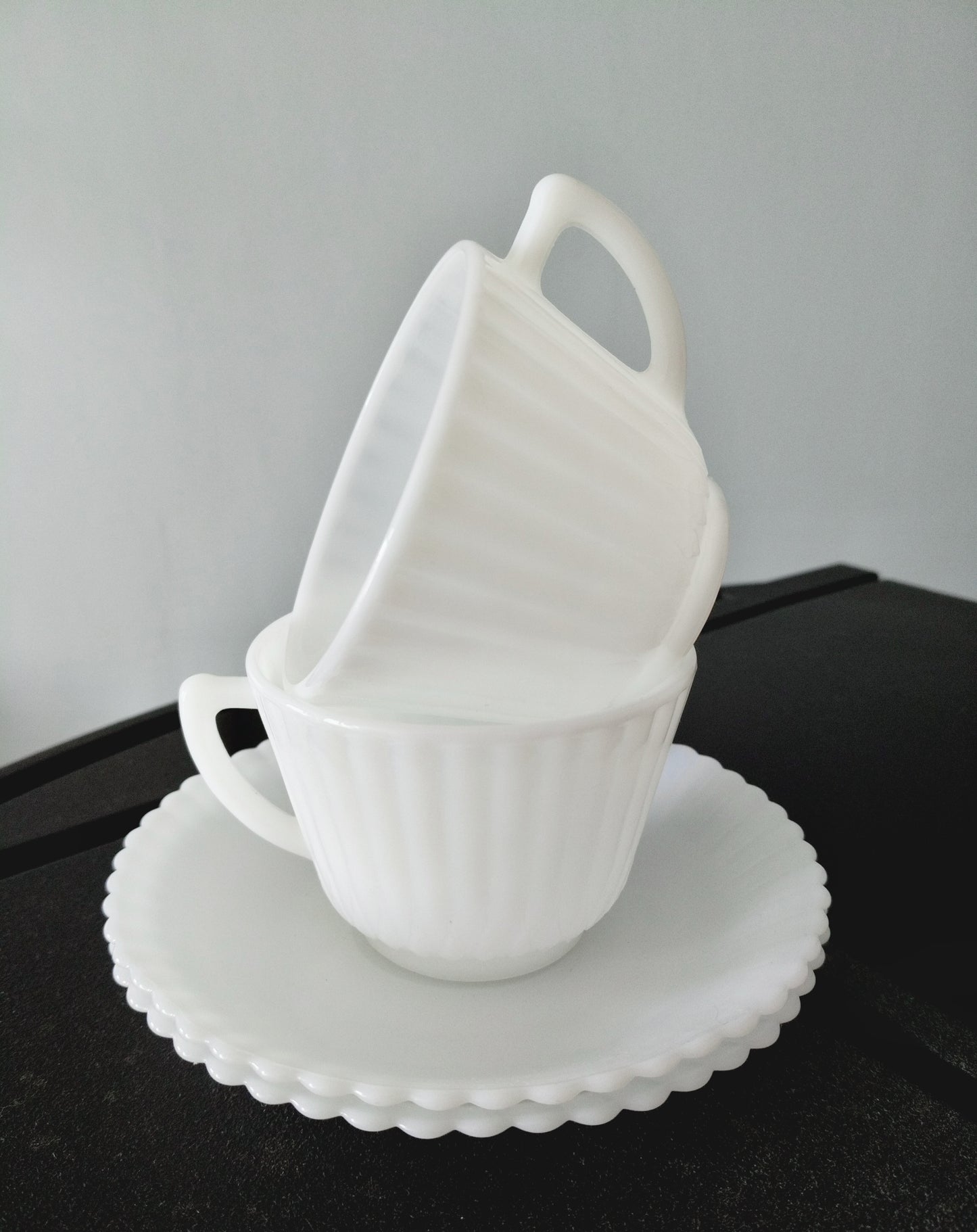 Ensemble de 2 tasses et 2 soucoupes en verre opalin Petalware Macbeth-Evans USA - cetaitmieuxavant