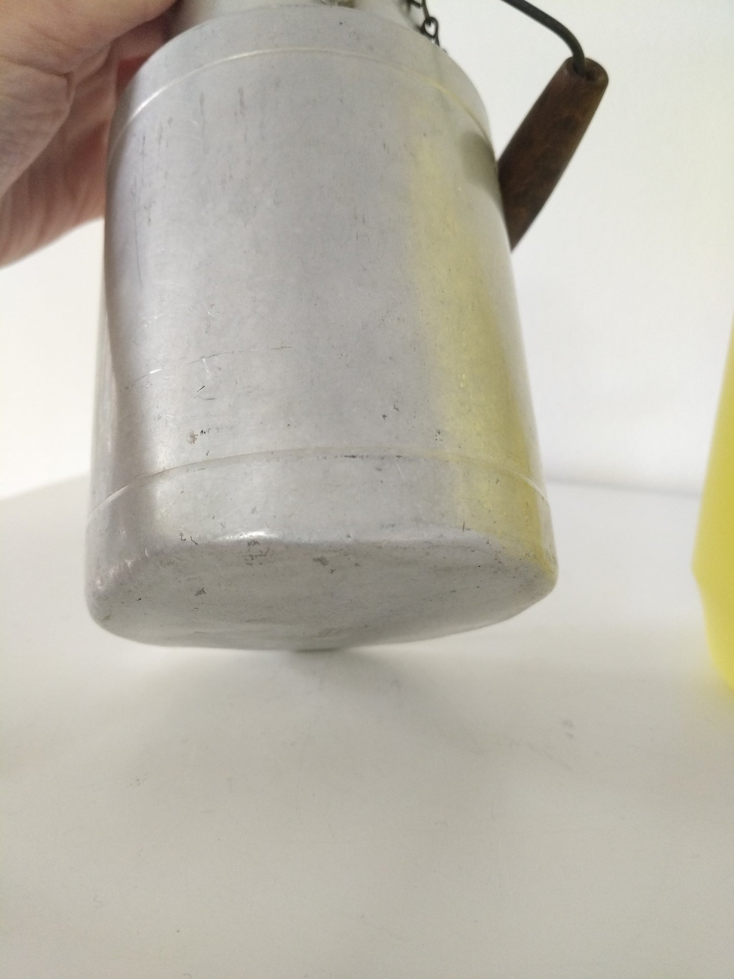 Ancien pot à lait en aluminium ou en plastique Gilac au choix