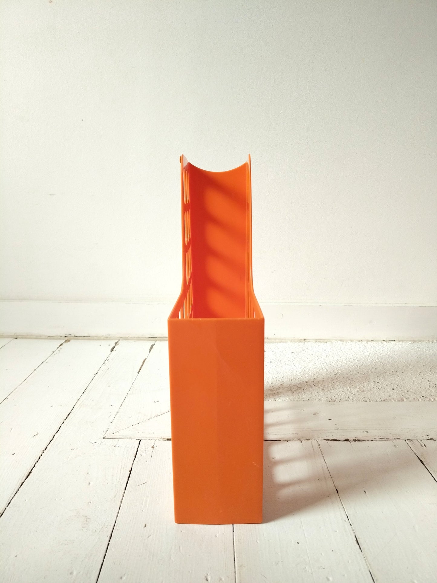 Range-documents/ magazines/ livres en plastique orange Esselte Boxer à l'unité