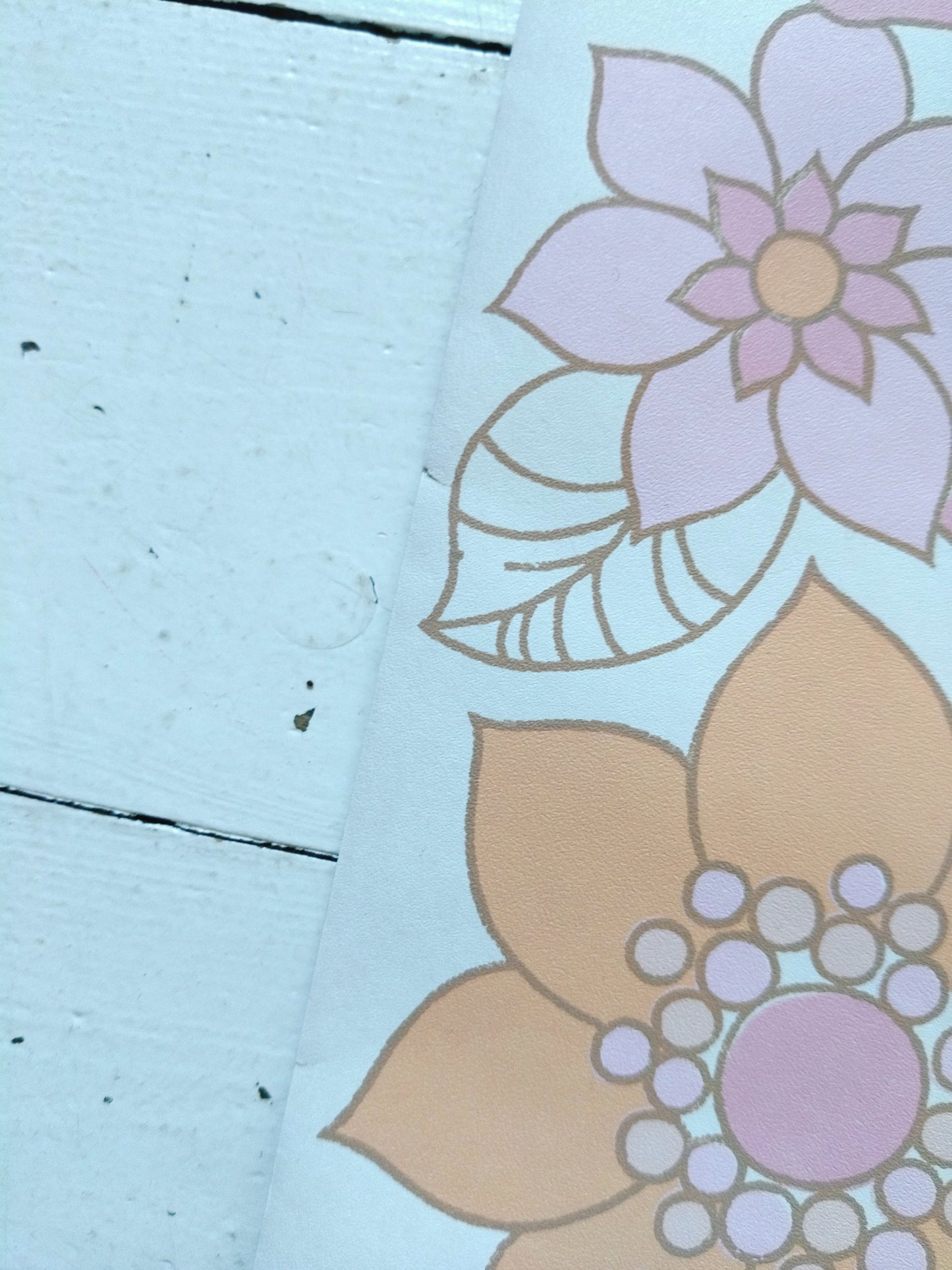 Rouleau de papier peint flower power entamé (encore 7mètres)