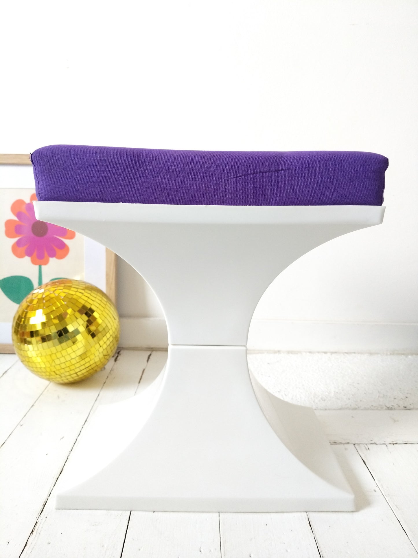 Tabouret d'appoint Flair Prisunic Holland plastique mauve et blanc - cetaitmieuxavant