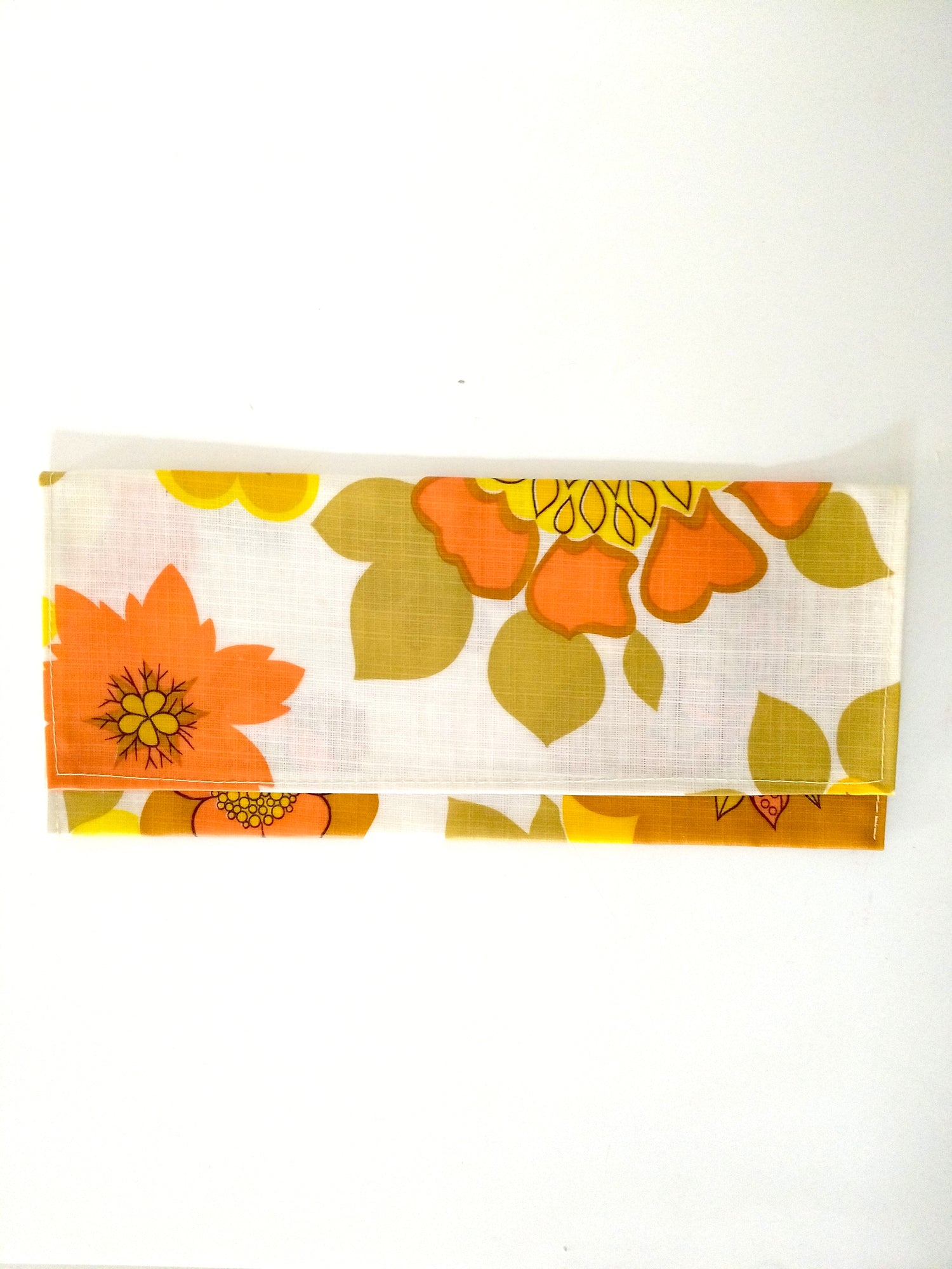 Pochette plate flower power vintage en toile cirée - cetaitmieuxavant